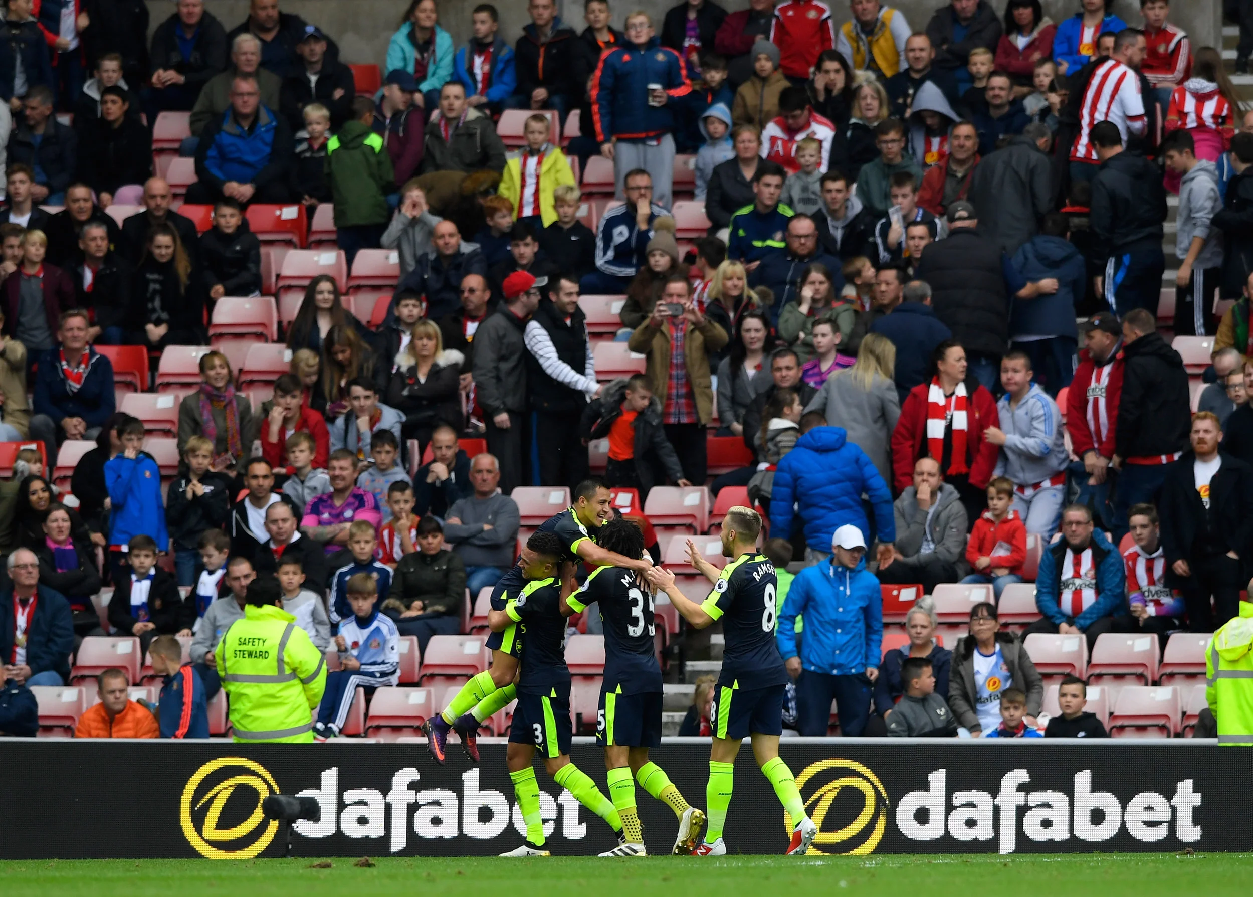 Alexis Sanchez scorer til 4-1 til Arsenal og udvandringen begynder fra Stadium of Light i Sunderland. Foto: Getty Images