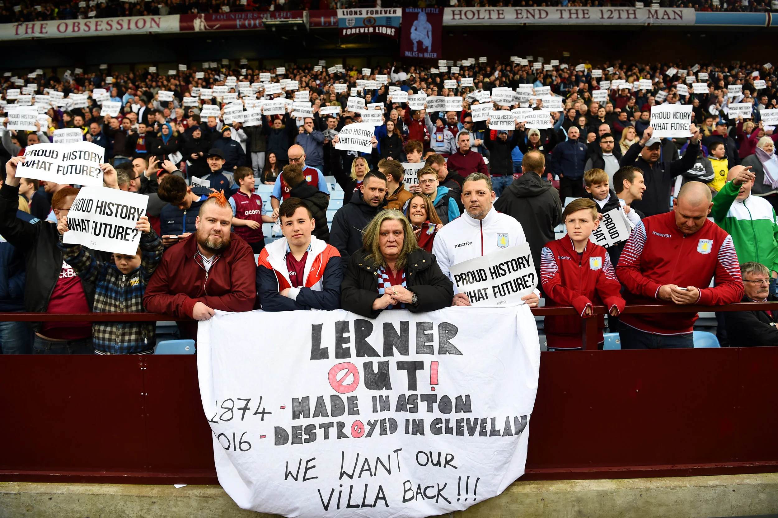 Randy Lerner var ikke en populær ejer af Aston Villa - så sent som i foråret 2016 var der store protester mod ham.Foto: Getty Images