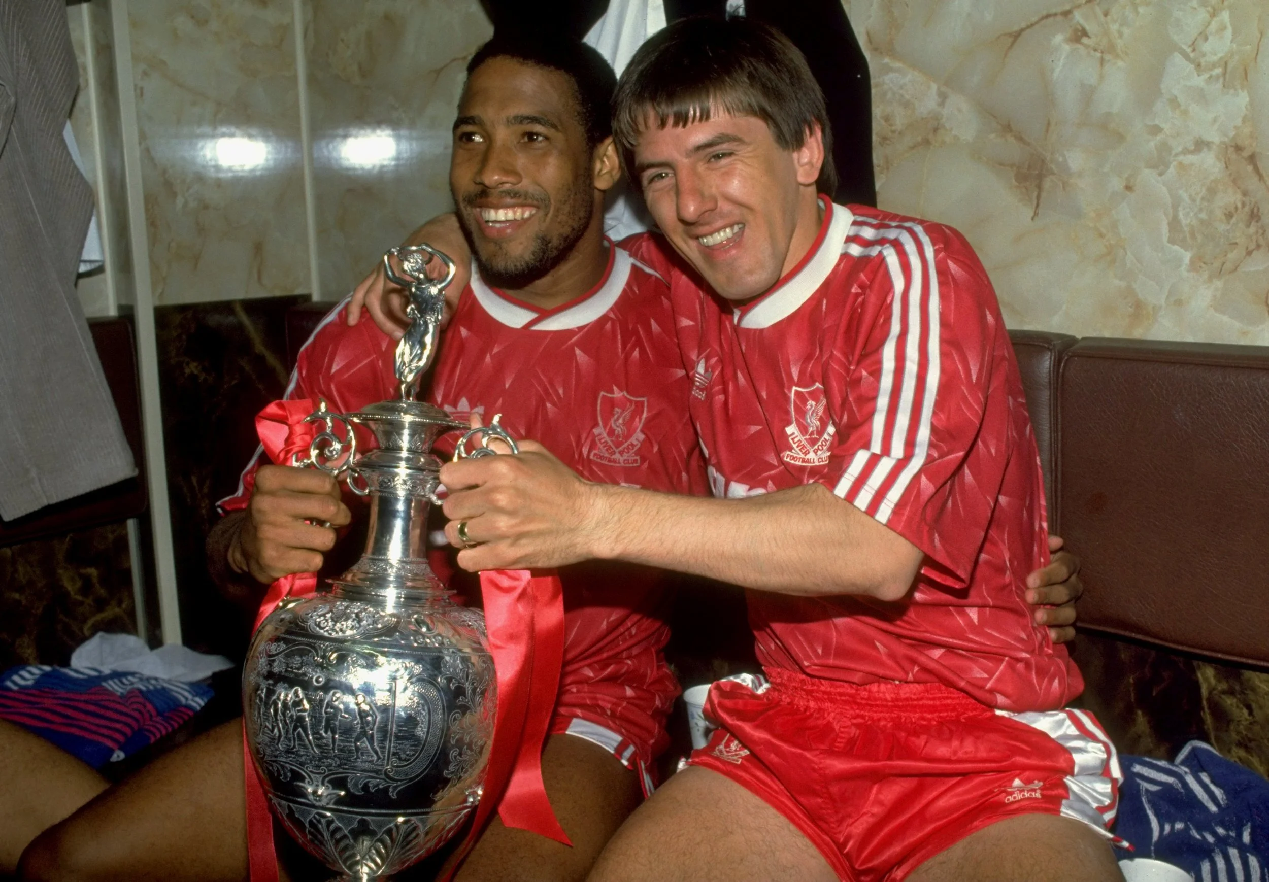 26 år siden - John Barnes og Peter Beardsley fejrer det seneste mesterskab til Liverpool. Foto: Getty Images