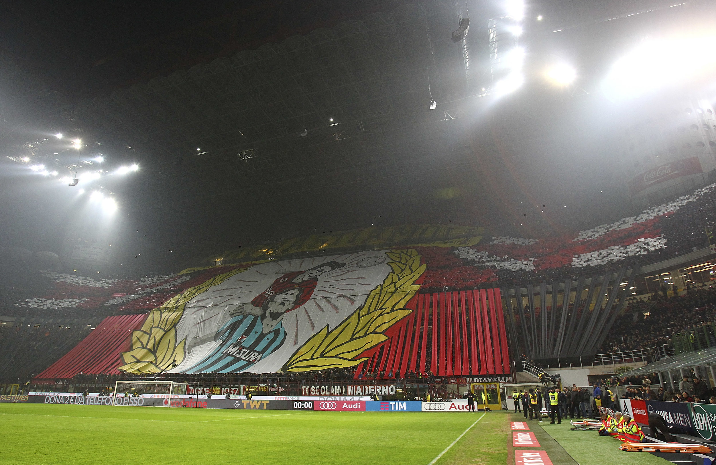 Milan-tilhængerne holder sig ikke tilbage for rivalerne på den modstående tribune. Foto: Getty Images