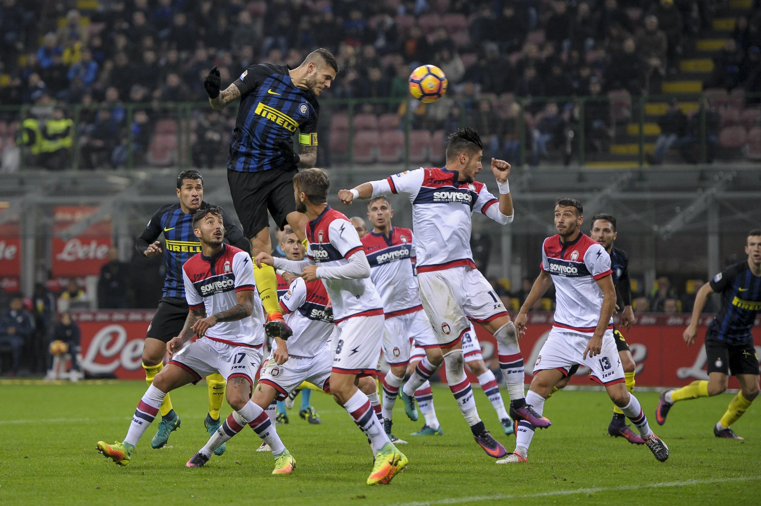 Mauro Icardi scorer mål, men han har gjort sig voldsomt upopulær i byen med sin biografi. Foto: Getty Images
