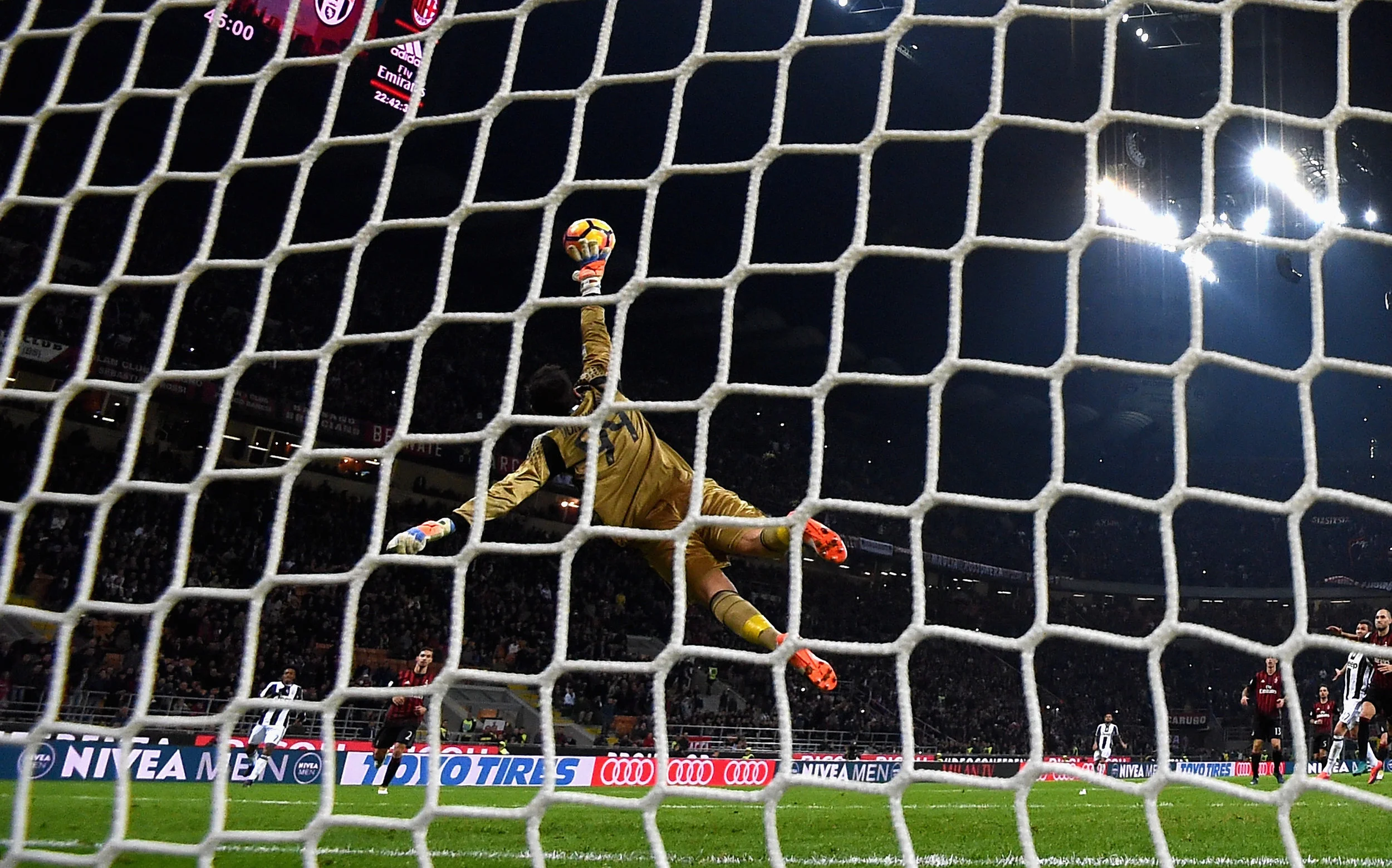 Milans blot 17-årige målmand Gianluigi Donnarumma personificerer klubbens nye strategi: brug de unge talenter. Og Donnarumma har potentialet til at blive verdens bedste. Foto: Getty Images