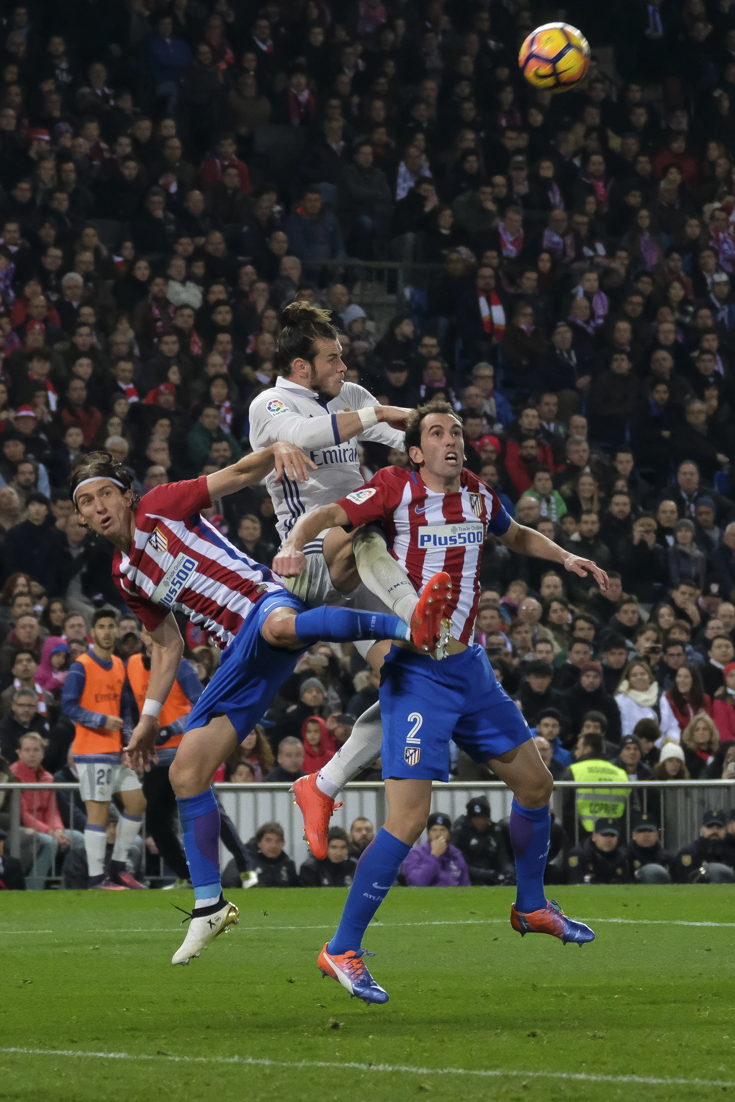Symptomatisk øjebliksbillede fra kampen mellem Atletico og Real: Bale kommer højest. Foto: Getty Images