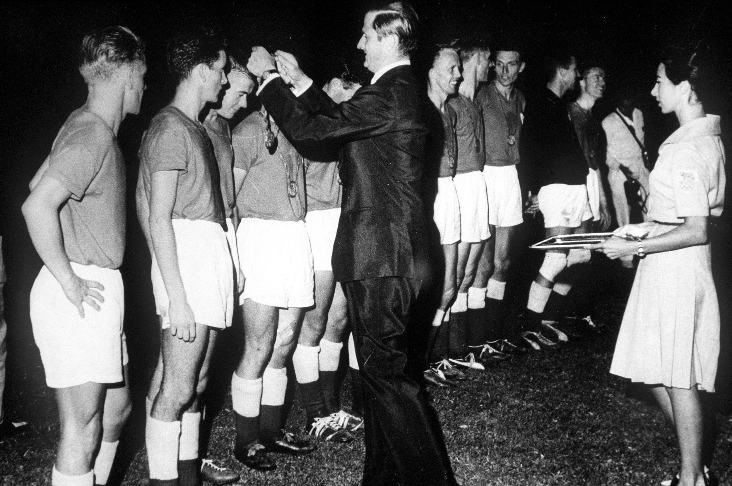 Det danske landshold modtager sølvmedaljerne ved OL i Rom - få måneder efter tragedien i Københavns Lufthavn. Foto: Getty Images