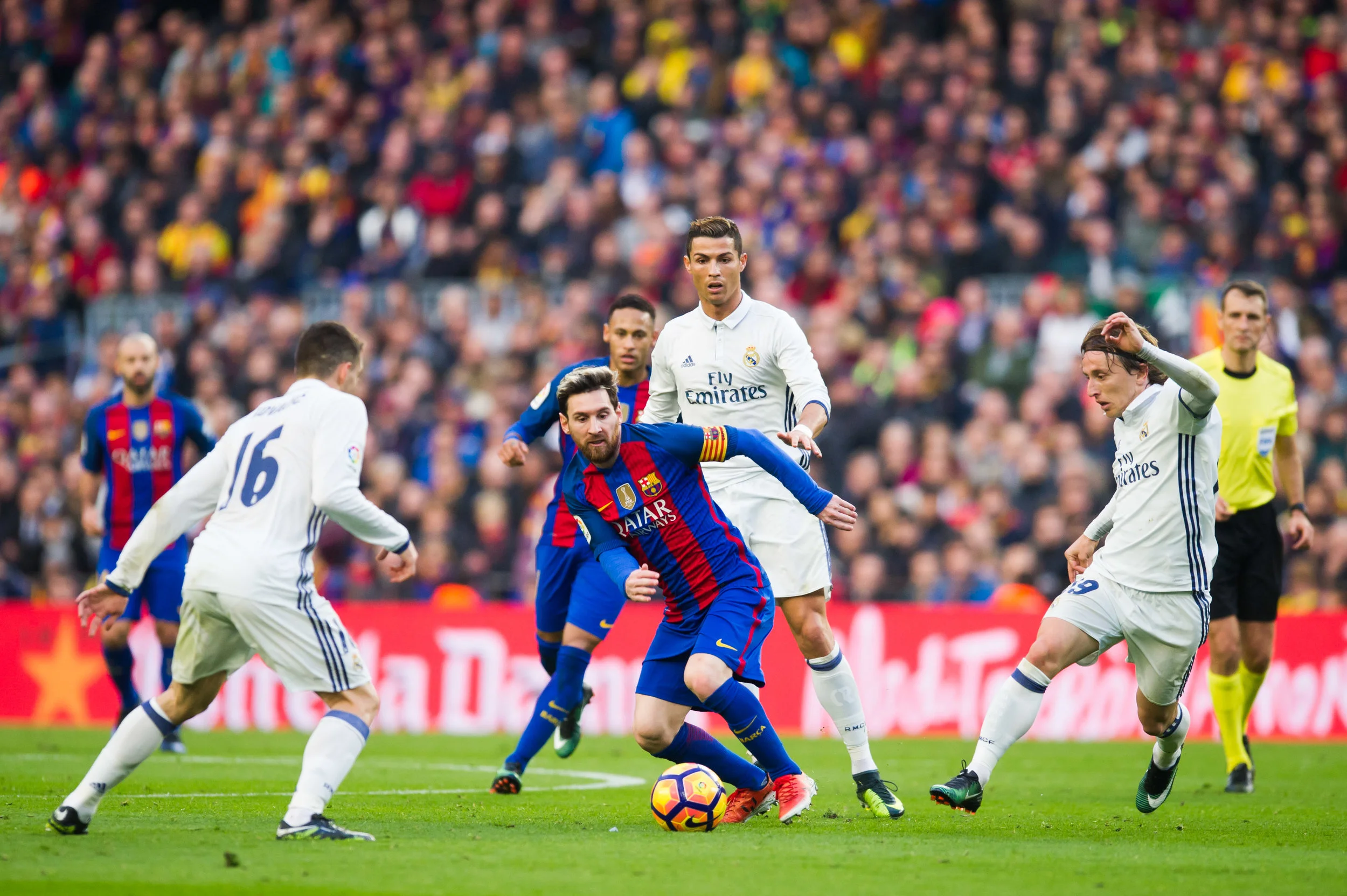 Real Madrids midtbane med Mateo Kovacic og Luka Modric overstrålede Barcelonas ditto. Her er Lionel Messi omringet. Foto: Getty Images