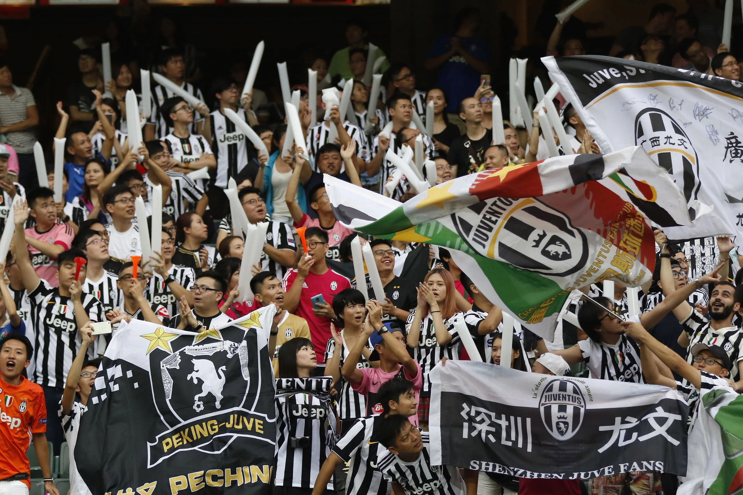 Kinesiske Juventus-fans hylder deres helte under en venskabskamp på en Asien-turné. Markedet er stort, ergo er pengene det også. Foto: Getty Images
