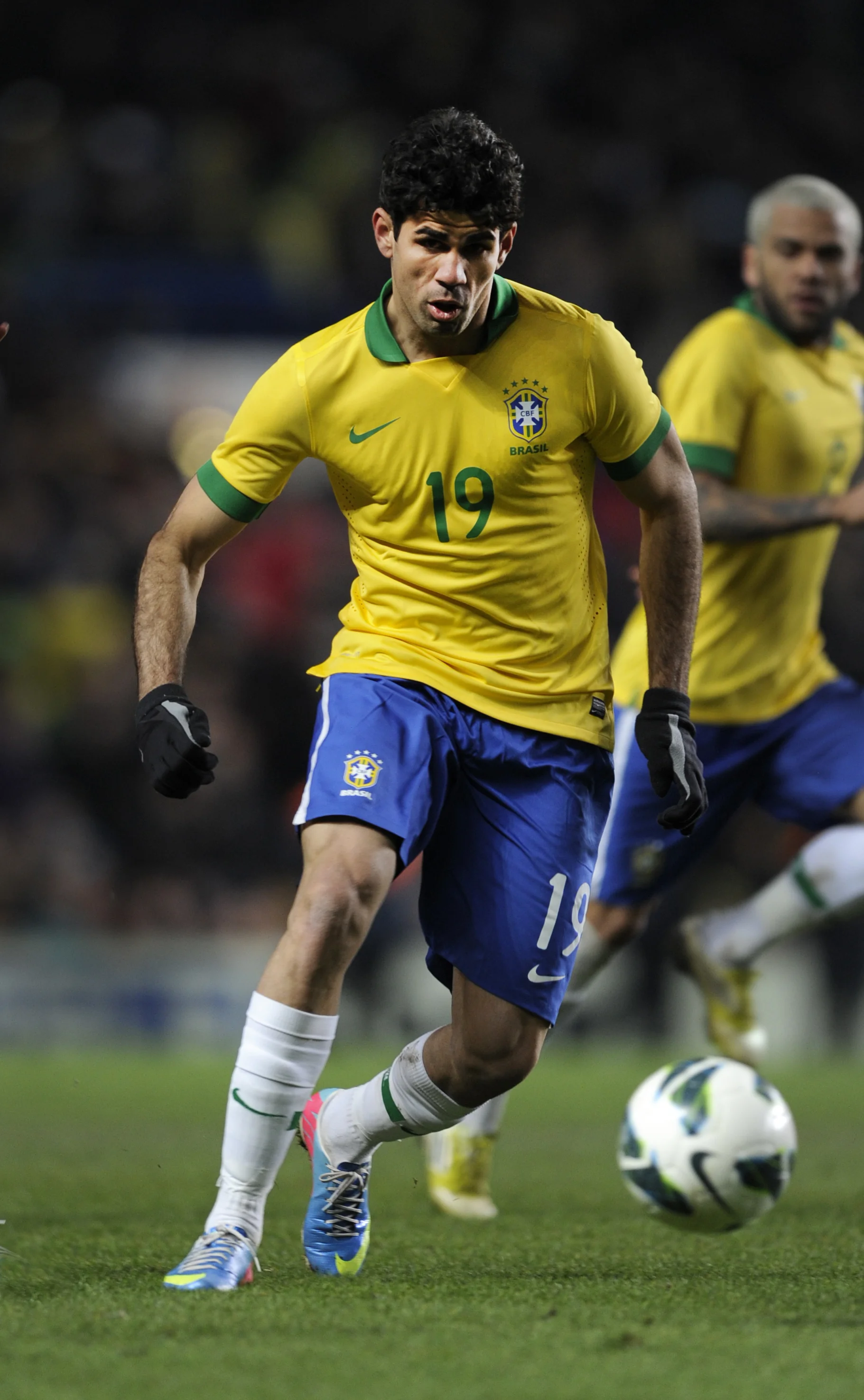 Diego Costa fik sin fodboldopdragelse i Brasilien og først som 16-årig modtog han organiseret træning. Her i en landskamp for Brasilien - i dag repræsenterer han Spanien. Foto: Getty Images