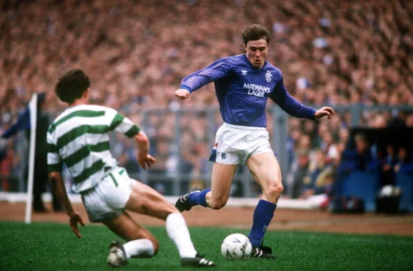 Jan Bartram i Glasgow Rangers, hvor han her i 1988 bliver udfordret af Celtics Billy Spark. Foto: Getty Images/Bob Thomas.