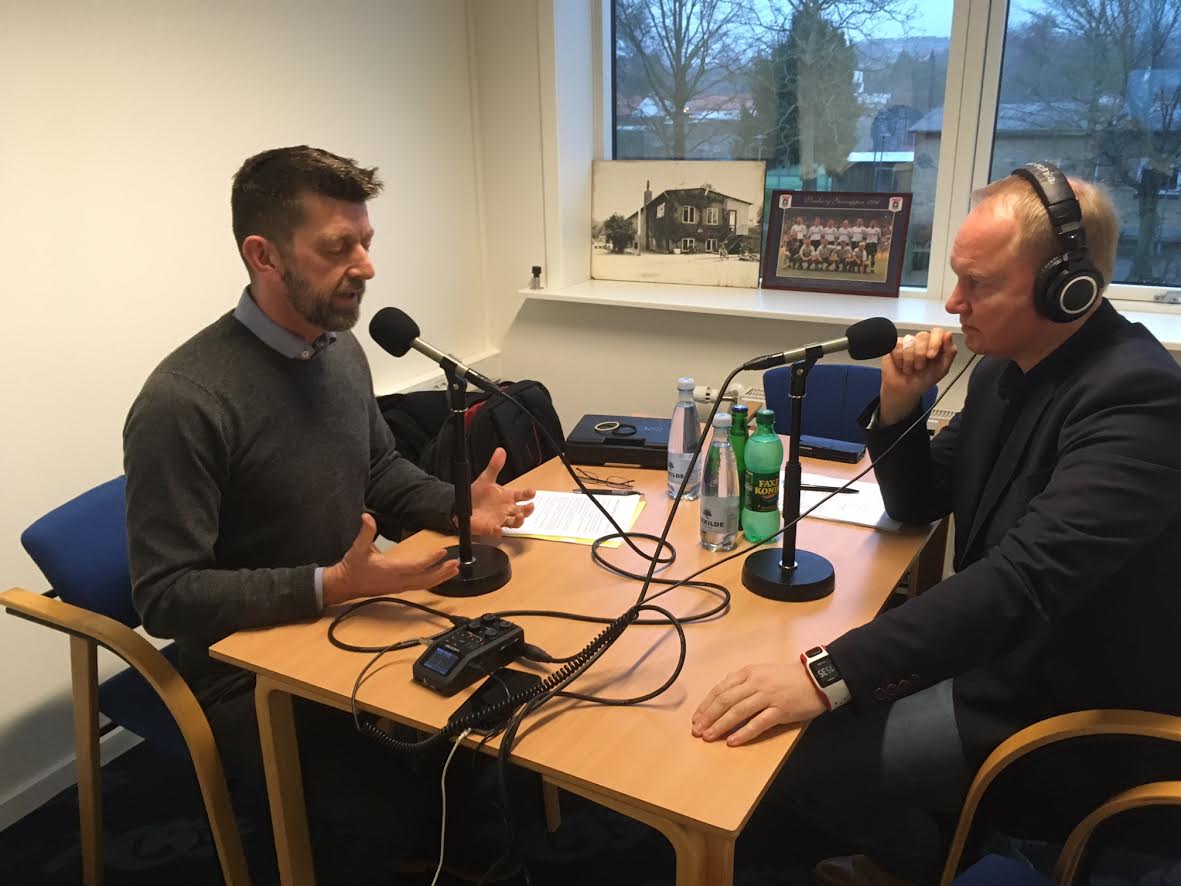 Fra interview-optagelsen på AGFs midlertidige træningsanlæg ved Fredensvang. Foto: Søren Højlund Carlsen.