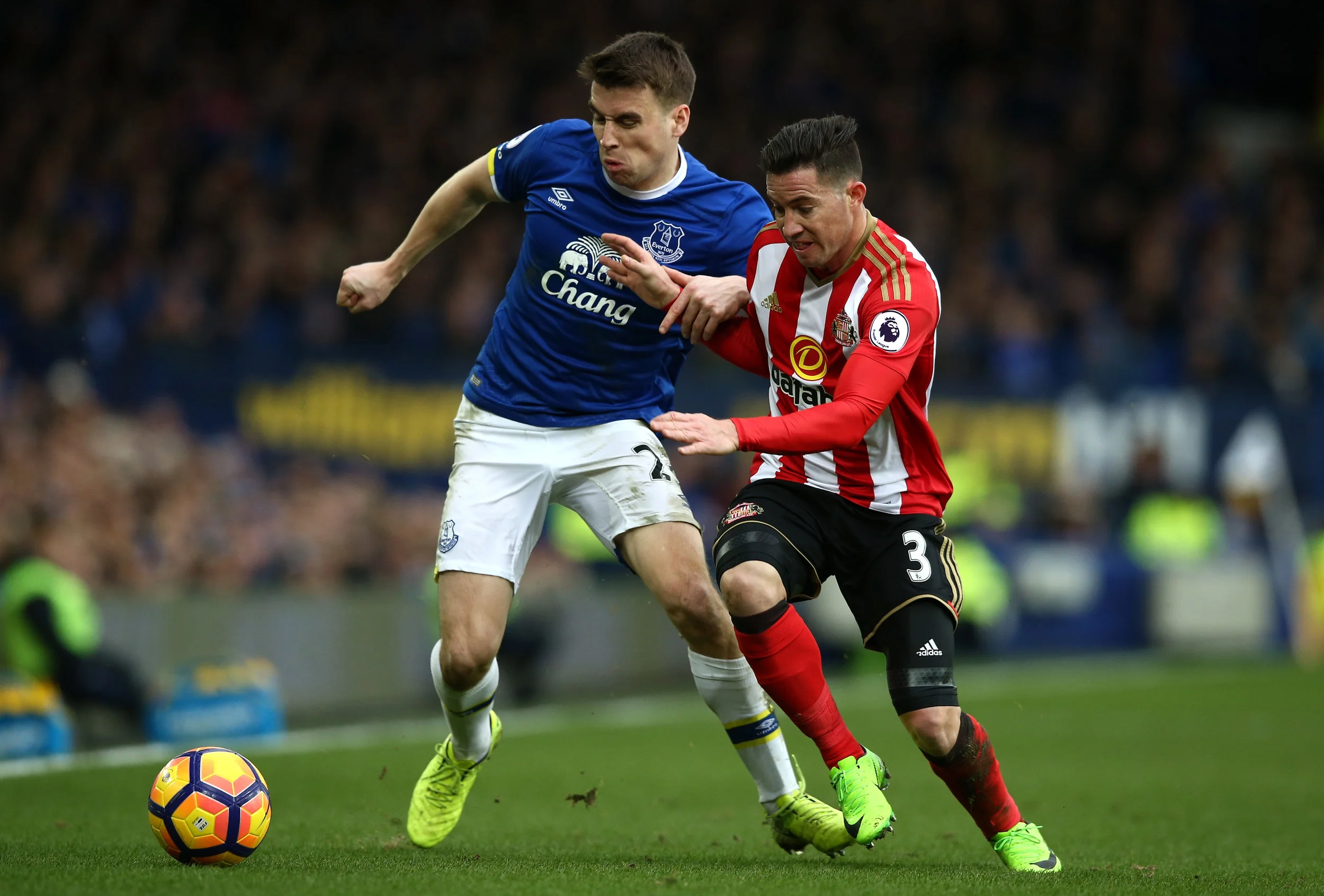 Bryan Oviedo, her i kamp med Seamus Coleman fra Everton, er et af de bedre indkøb i transfervinduet, mener Christian Krabbe Barfoed. Foto: Getty Images