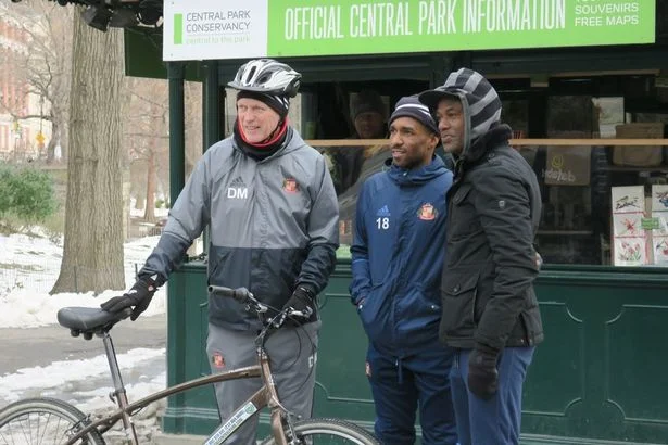 Manager David Moyes med høj hjelm i Central Park. Foto: Sunderland AFC