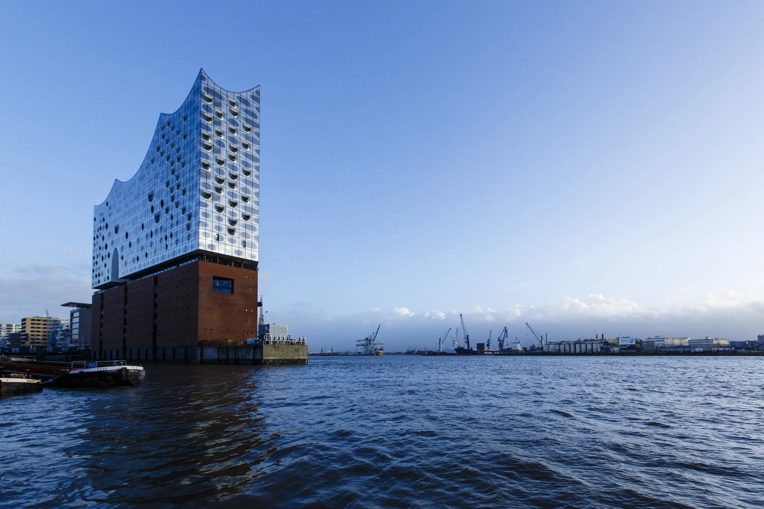 Den høje og imponerende bygning, Elbphilharmonie i Hamburg. Foto: Getty Images.