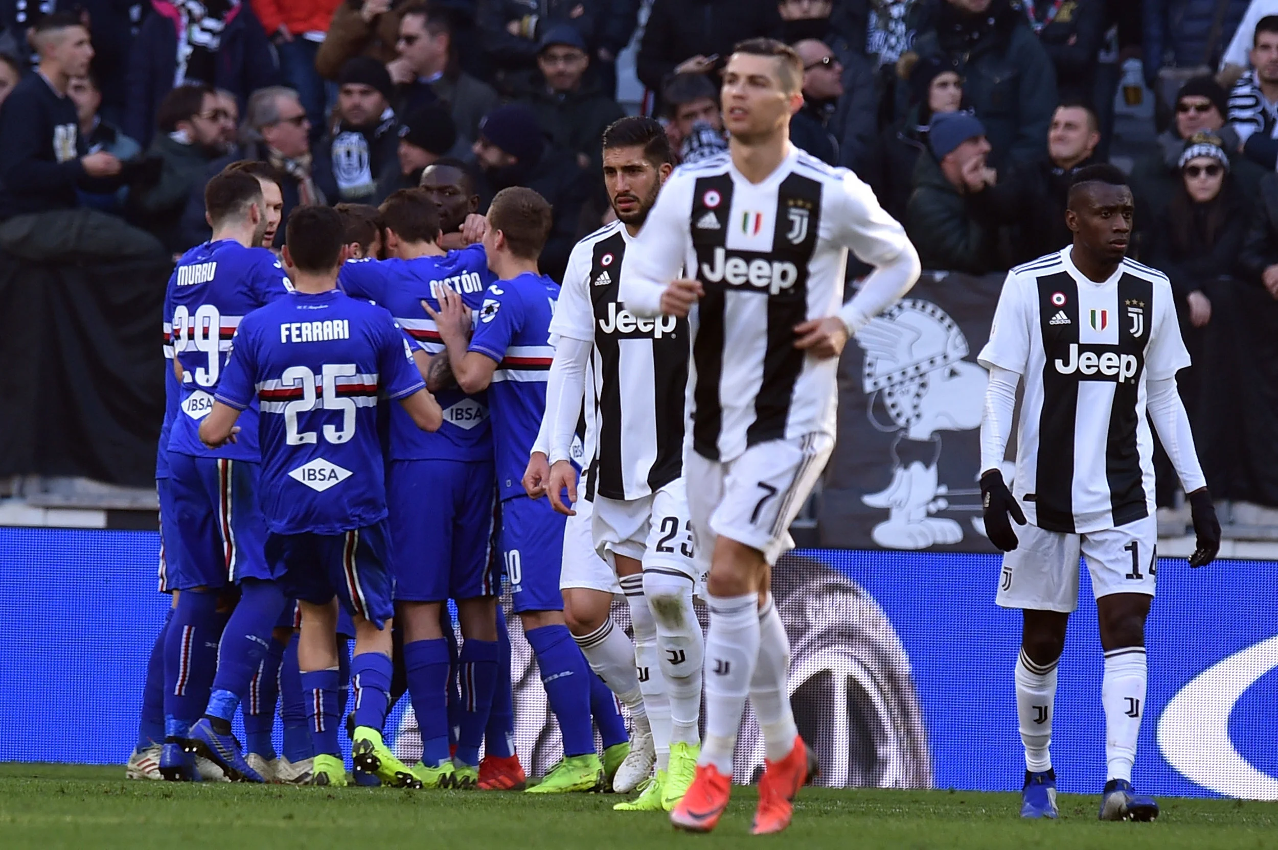 Klynge om Sampdorias Quagliarella, mens Cristiano Ronaldo gør klar til at slå igen. Foto: Getty Images