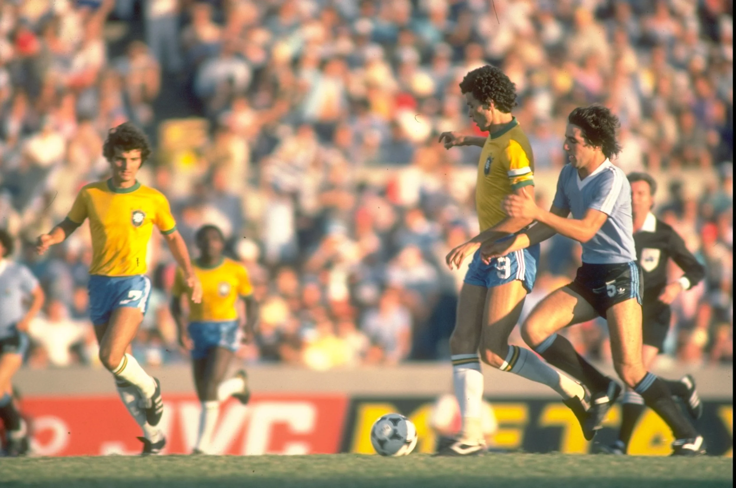 Sócrates i aktion i Brasiliens 3-1-sejr over Argentina under VM i Spanien i 1982. Foto: Getty Images/Allsport UK