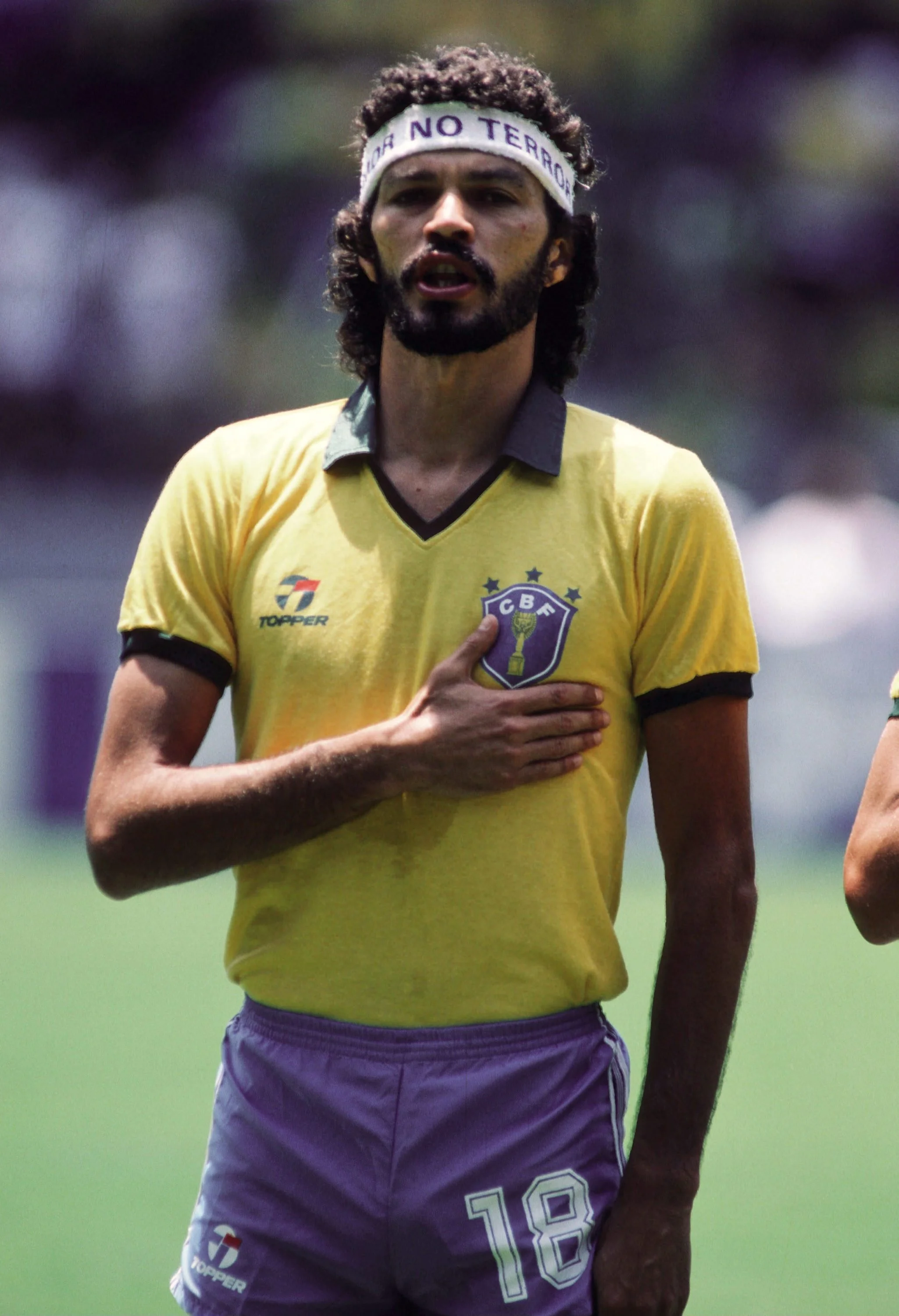 VM 1986 i Mexico. Sócrates med det karakteristiske pandebånd, der ikke kunne undgå at drage opmærksomhed. Foto: Getty Images/Bongarts.