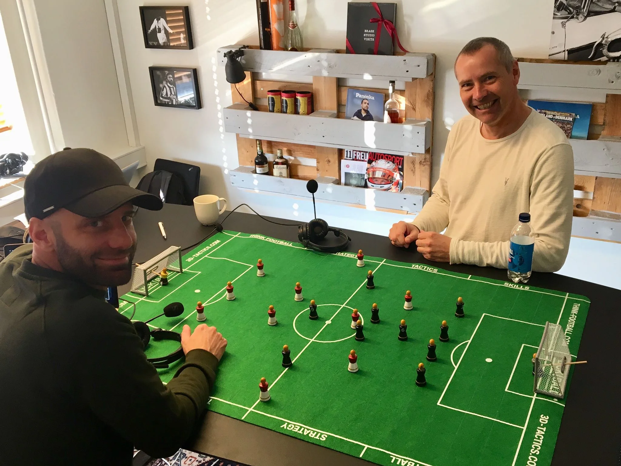 Rasmus Monnerup og FC Nordsjællands Flemming Pedersen er samlet om Flickball-bordet og figurerne, der danner grundlag for ‘Det taktiske værksted’.