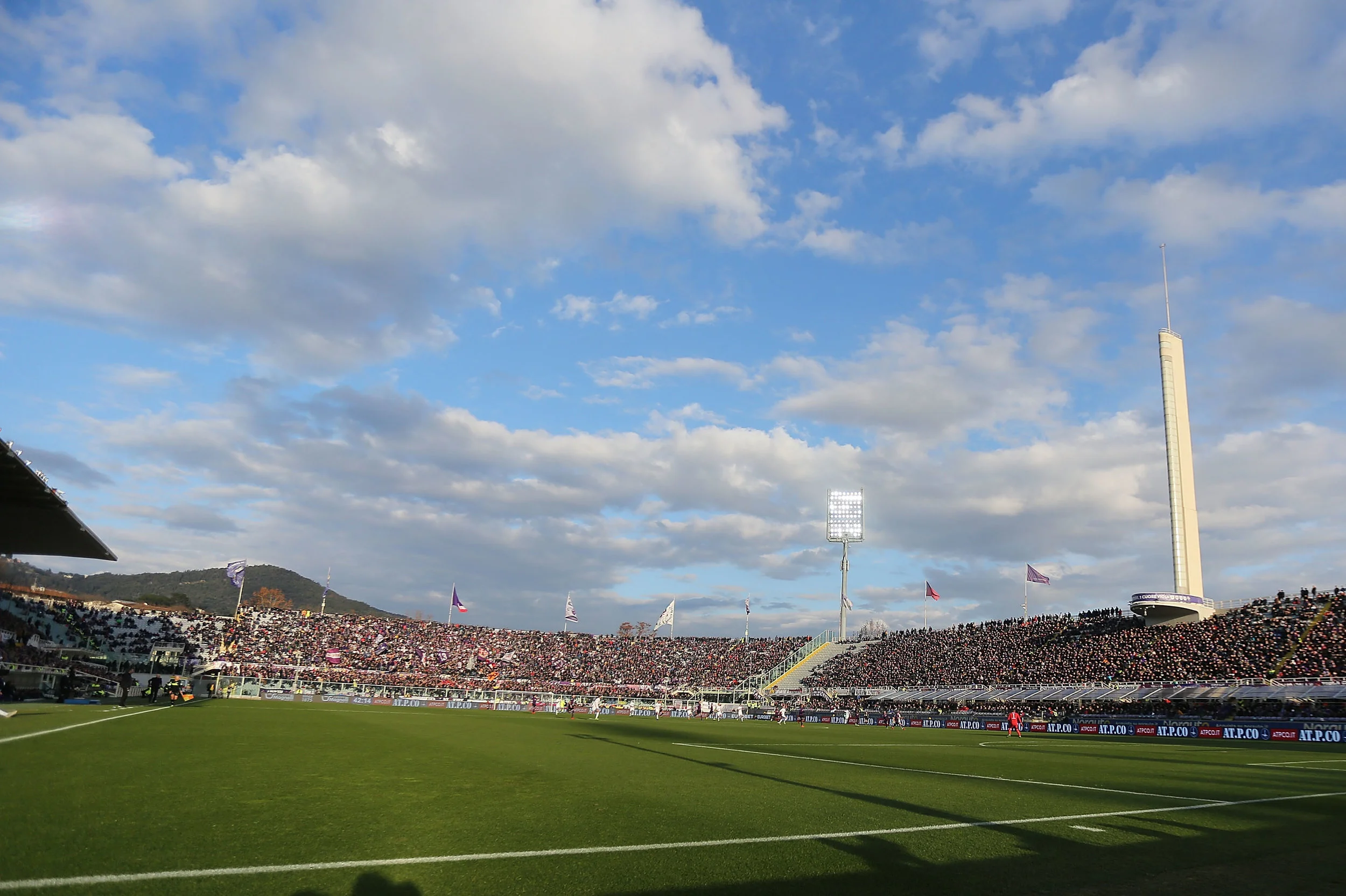 Fiorentina: Lige siden 2008 har Firenze-klubben ønsket at udskifte det ikoniske, men gamle, Stadio Artemio Franchi ud med et nyt og tidssvarende topstadion. Flere år er gået på at udtænke planerne for byggeriet, der også skal huse diverse kommercielle faciliteter såsom et shoppingcenter, et hotel og boliger. Også placeringen af det nye stadionkompleks har trukket tænder ud. I sidste ende er valget faldet på Mercafir-området i det nordvestlige Firenze - vældig tæt på byens lufthavn. Det nye stadion får plads til 40.000 tilskuere, og kommer designmæssigt til at minde lidt om Juventus’ Allianz Stadium, der også kan huse ca. 40.000 tilskuere. Første spadestik til stadionbyggeriet er endnu ikke taget. I januar meldte Firenzes borgmester ud, at han tror på, at det nye stadion kan stå klar i løbet af 2023. Foto: Gabriele Maltinti/Getty Images