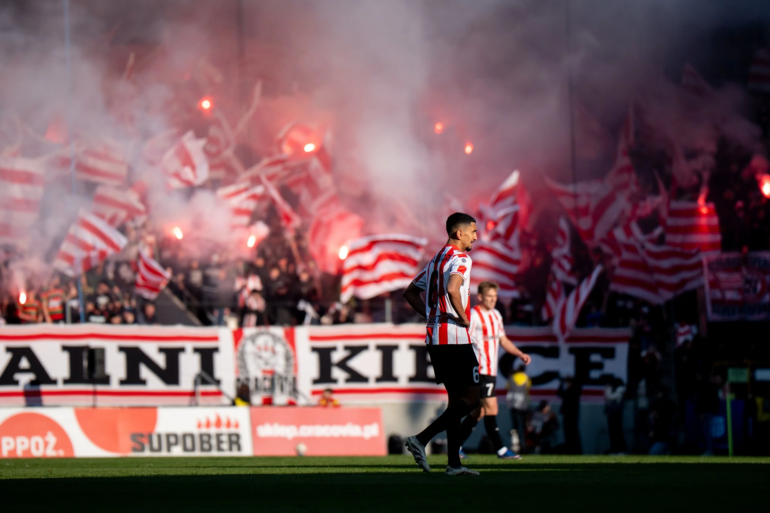 Fredagsbold: Førende fanscene og historisk tæt top i Ekstraklasa