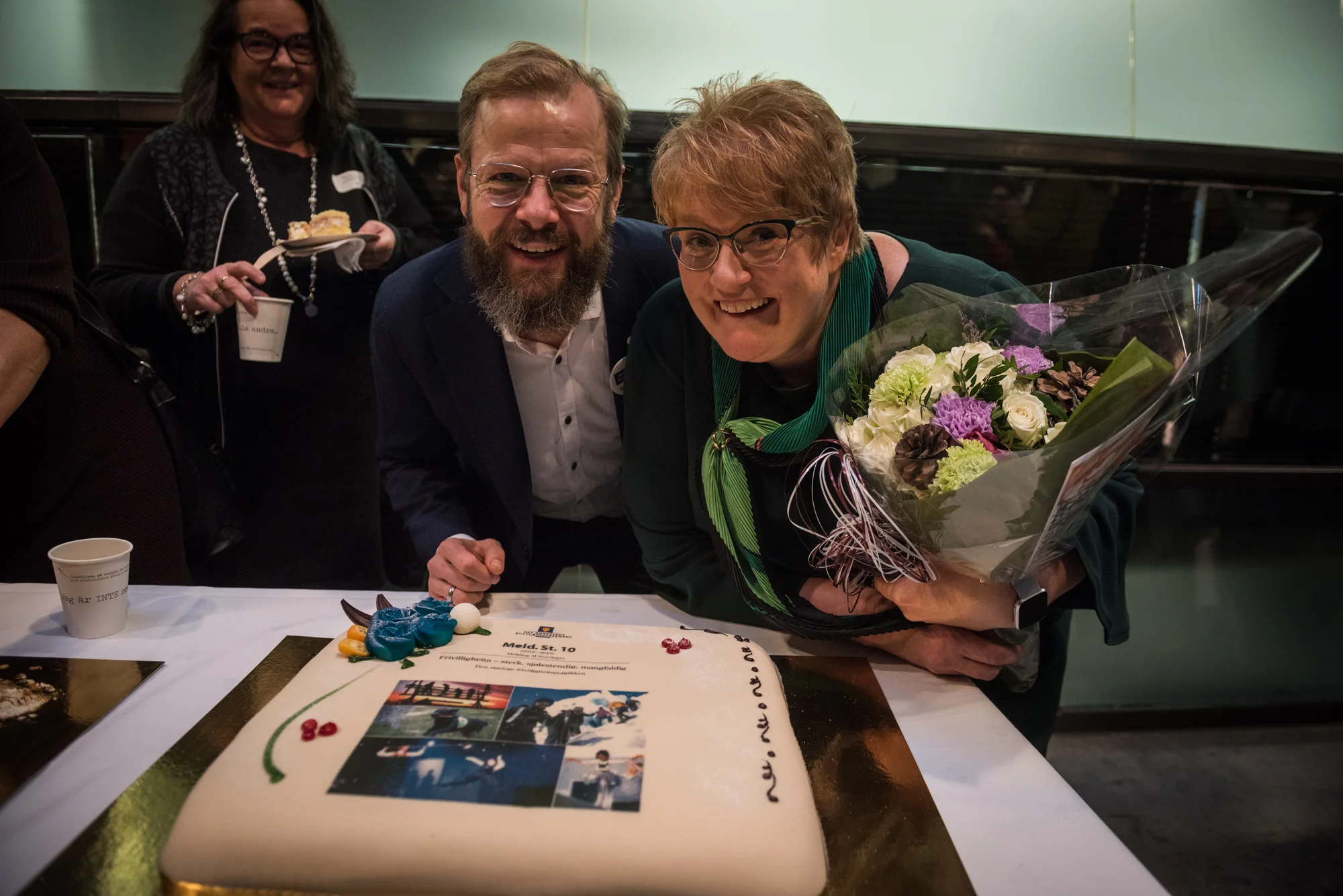 Styreleder i Frivillighet Norge Heikki Holmås og Kulturminister Trine Skei Grande feirer ny Frivillighetsmelding med kake