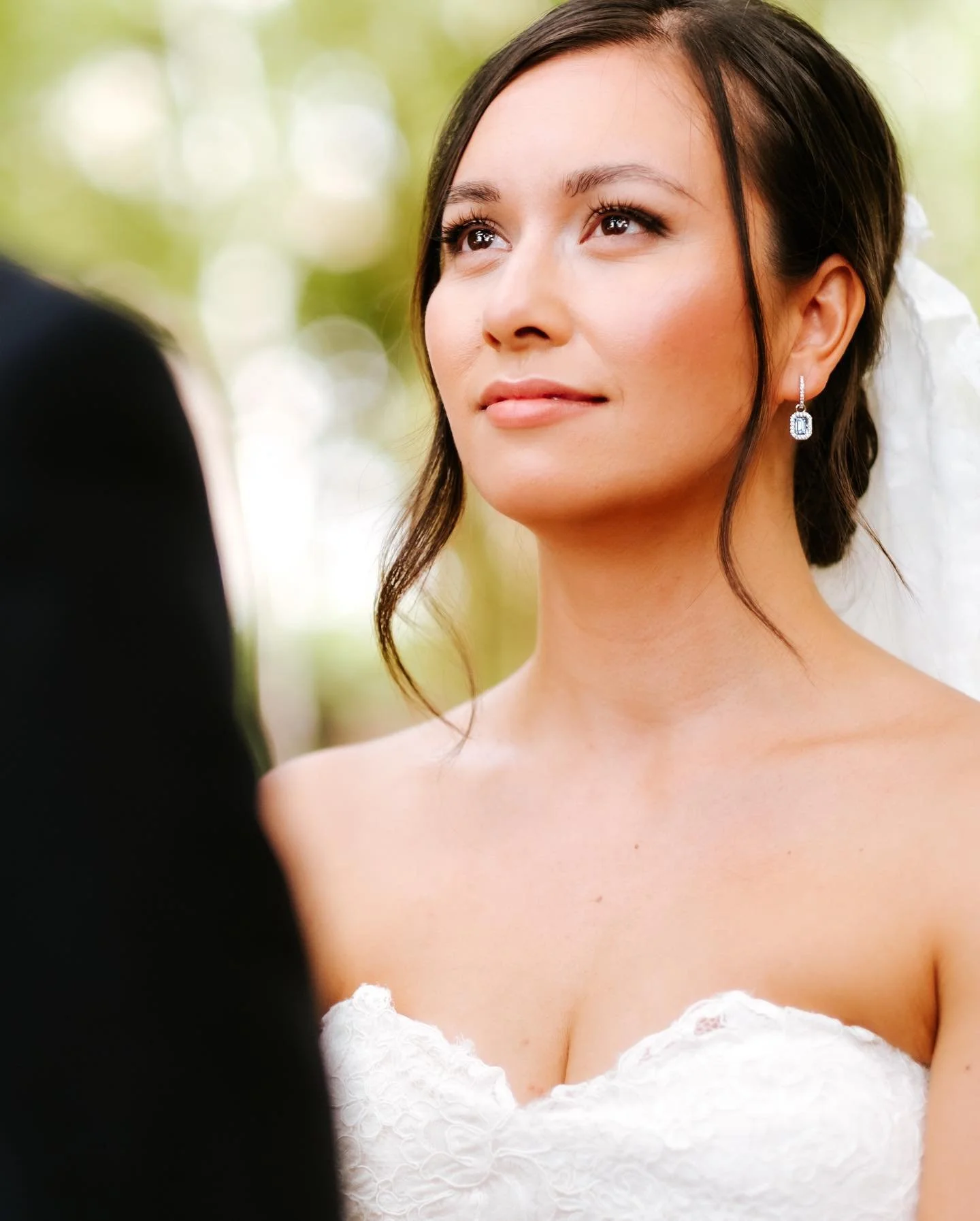 Evelyn &amp; Julius 💜💗❤️🧡
&hellip;. Total look of love, melts my heart!
The incredible team, loved working with everyone xoxo :
@donmashelen 
@opaline_events 
@floresie 
@artandrosesfilms 
@jolibazaar 
@shinelivebandparis 
@bounz.events 
@cduval77