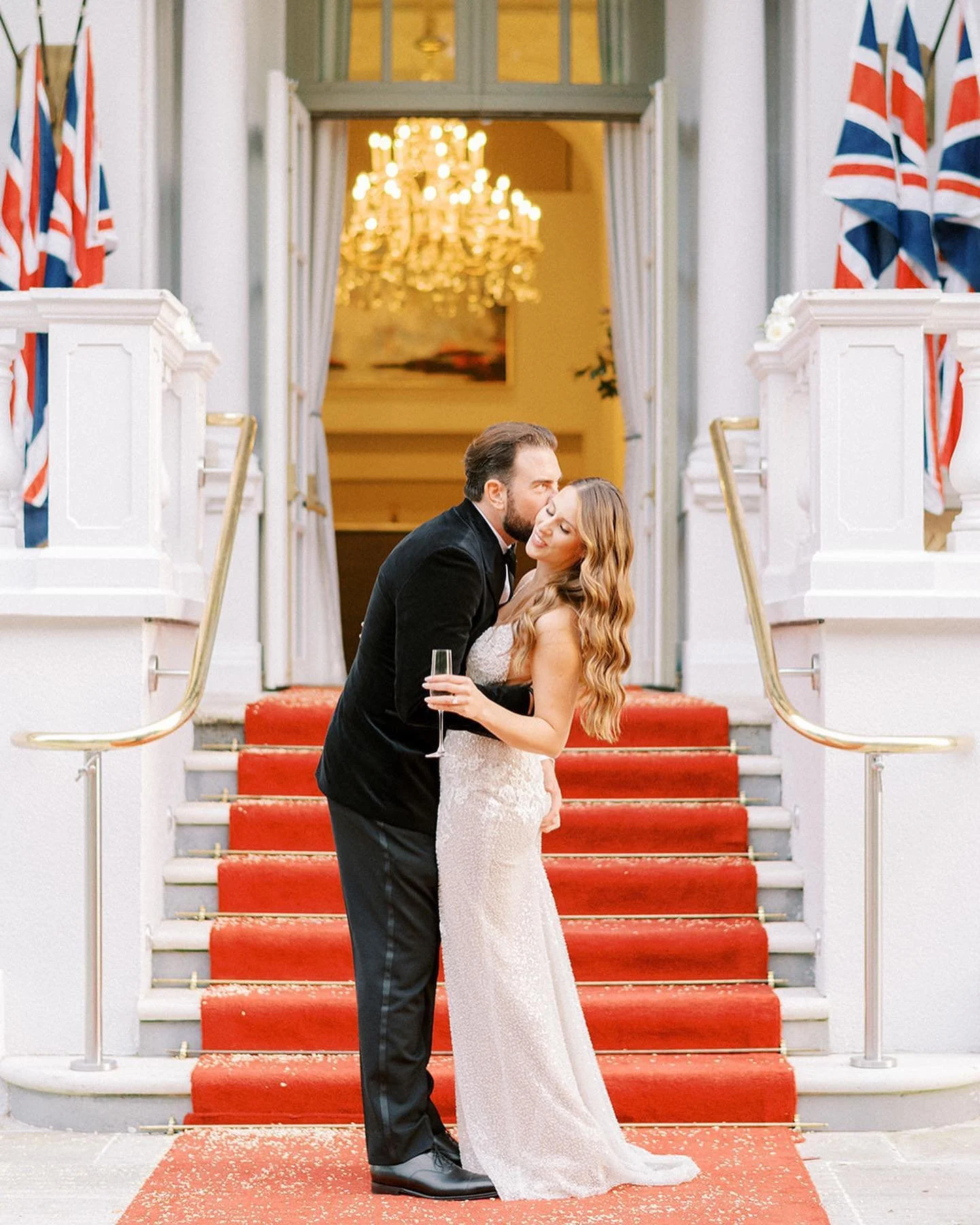 Missing London today ❣️ 
Love these shots by @cristinailaophoto from a gorgeous wedding at the @mo_hydepark 
...
P.S. .... another two weeks until I'm back there, can't wait! 🇬🇧
...
Photo @cristinailaophoto 
Planning and styling @ellahartigevents 
