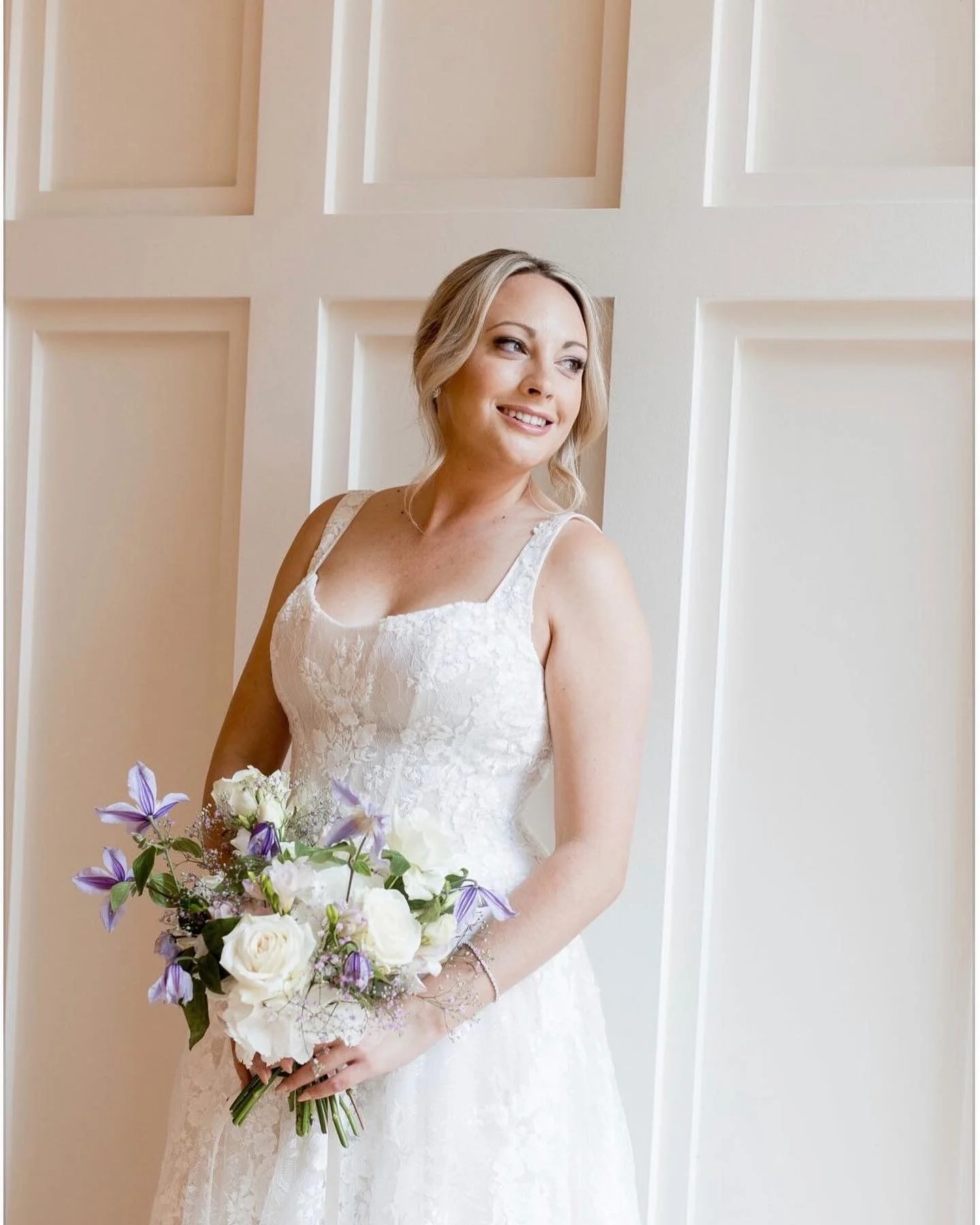 In the heart of the Champagne region, this gorgeous girl married her soul mate❣️ It was such a beautiful day, full of love and chilled out vibes. Thank you for trusting me with your glam, Erica!
Photography: @artedevie 
Planning: @feteinfrance 
Hair 
