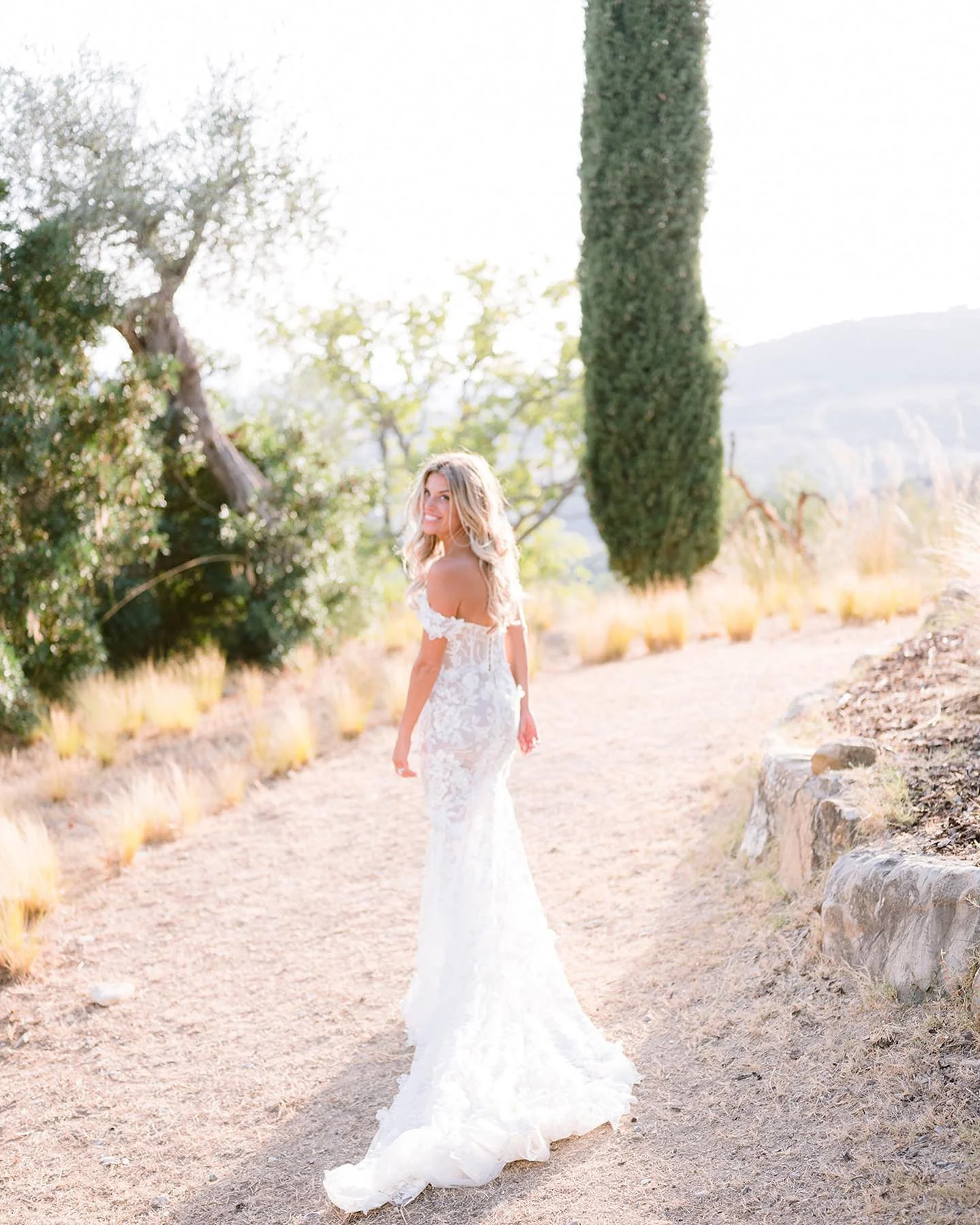 Late summer sun Italy 🌞
&hellip; too gorgeous for words!
.

Photo @gianlucaadovasio 
Video @matcastefilms 
Planning @lolievents 
Flowers @esther.lamarche.design.floral 
Venue &amp; catering @castello_di_vicarello 
DJ @kaleydo.official
&hellip;
#brid