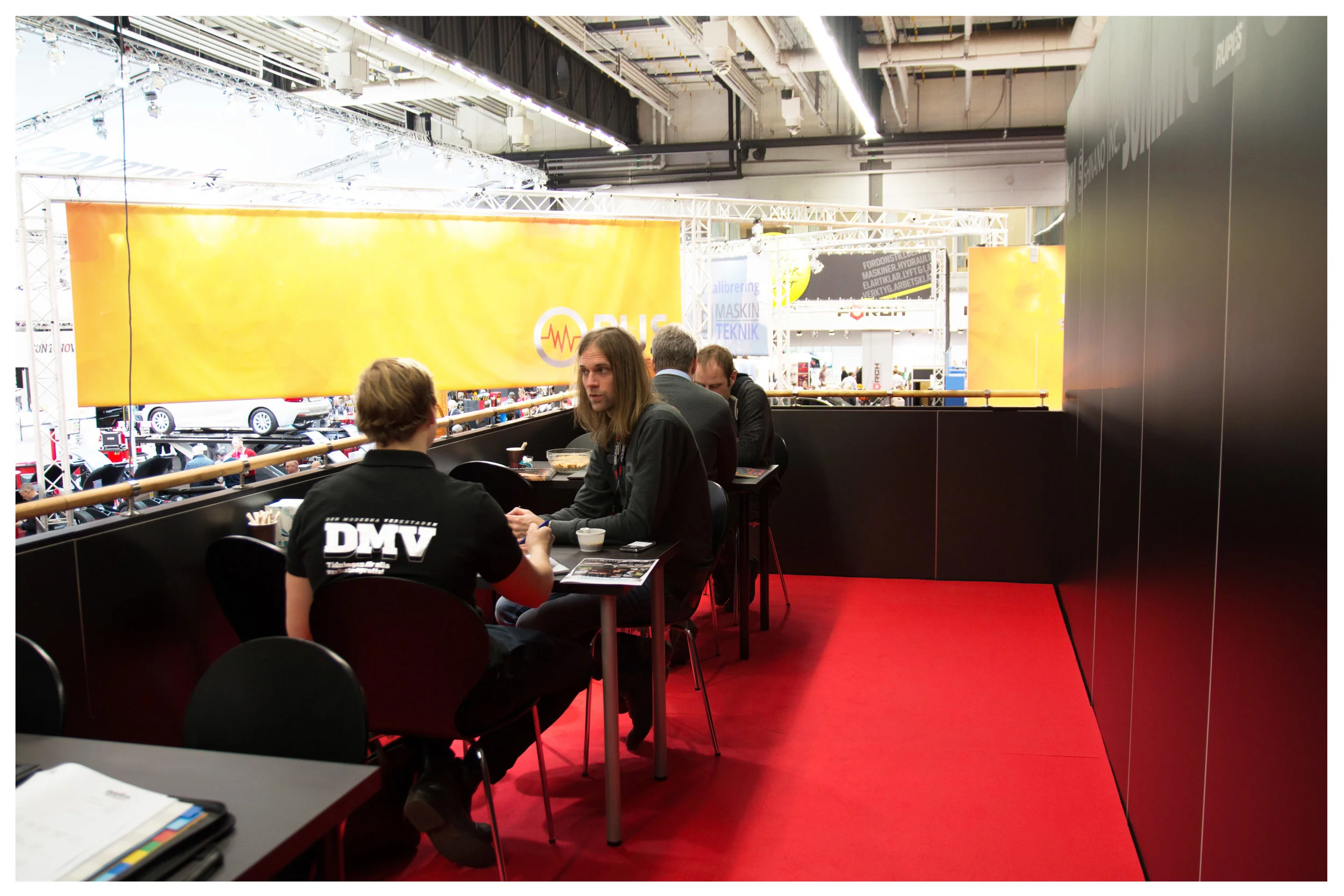 CAFÉ PÅ BALKONGEN I WER-MONTERN, AUTOMÄSSAN