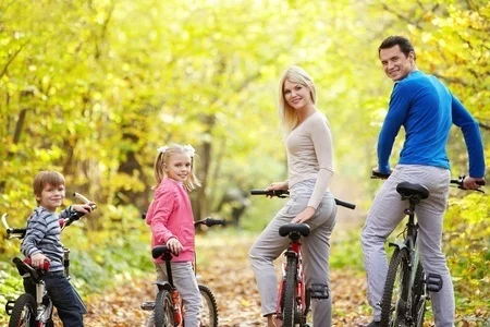 12019119_S_Fall_Bicycling_Family_outdoors.jpg