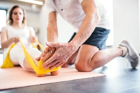 100136924_S_woman_man_Physical_Therapy_stretch_bend_leg_bands.jpg
