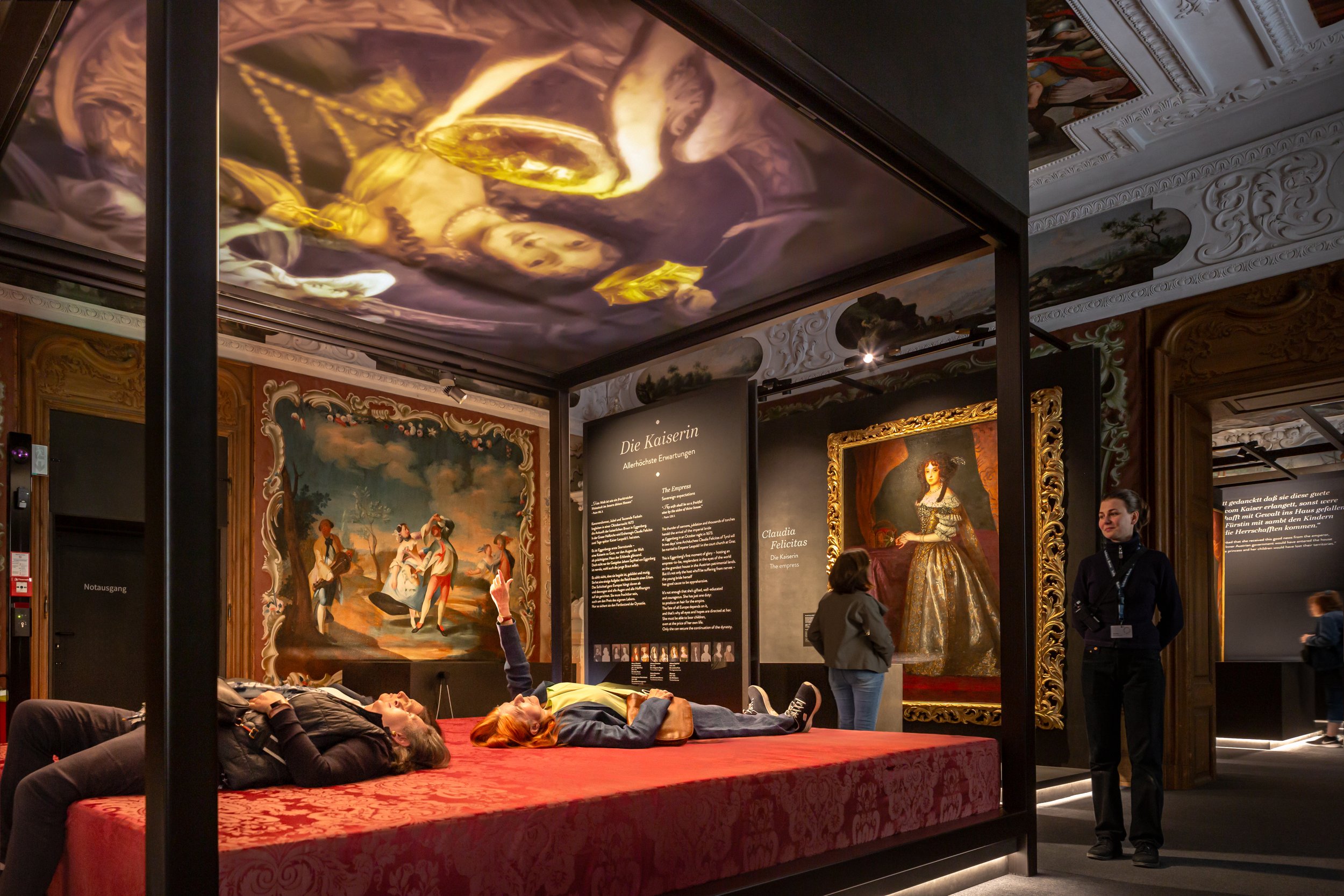 TW Schloss Eggenberg Bett HR.jpg