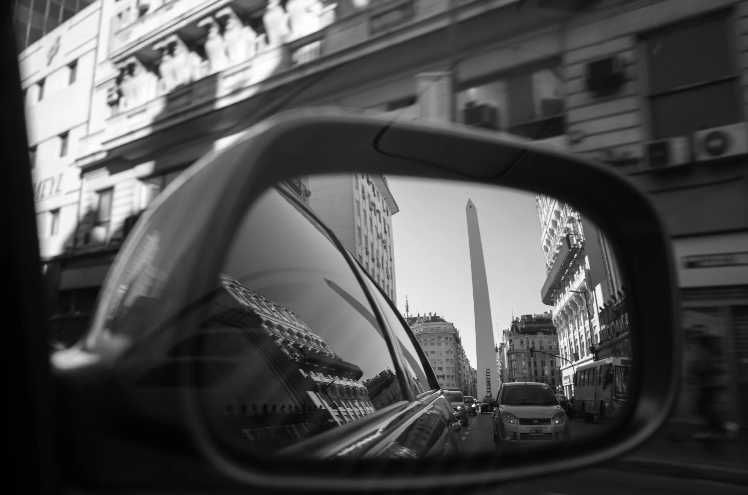 Dejando al obelisco detrás