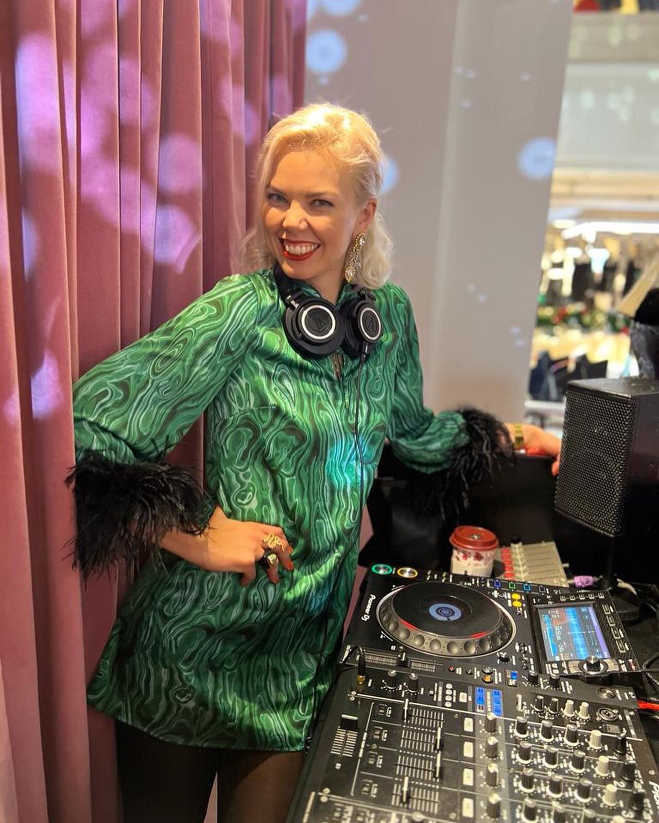 Back on the decks for Christmas @theofficialselfridges ! 🎅🎉🎶
Swipe for 🪩DISCO PUDS!!🪩👉🏼
.
Catch me back there this Wednesday &amp; Saturday! 🎶🎉🎧🎄
.
.
.
.
.
#christmas #season #dj #djlife #festivefun #funtimes #selfridges