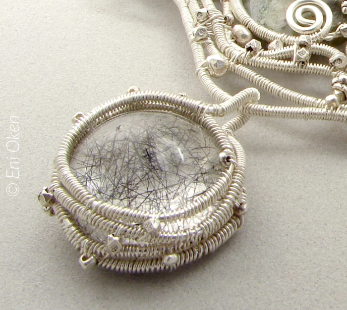 Learn to make this basketweave bezel around a cabochon stone. • enioken.com