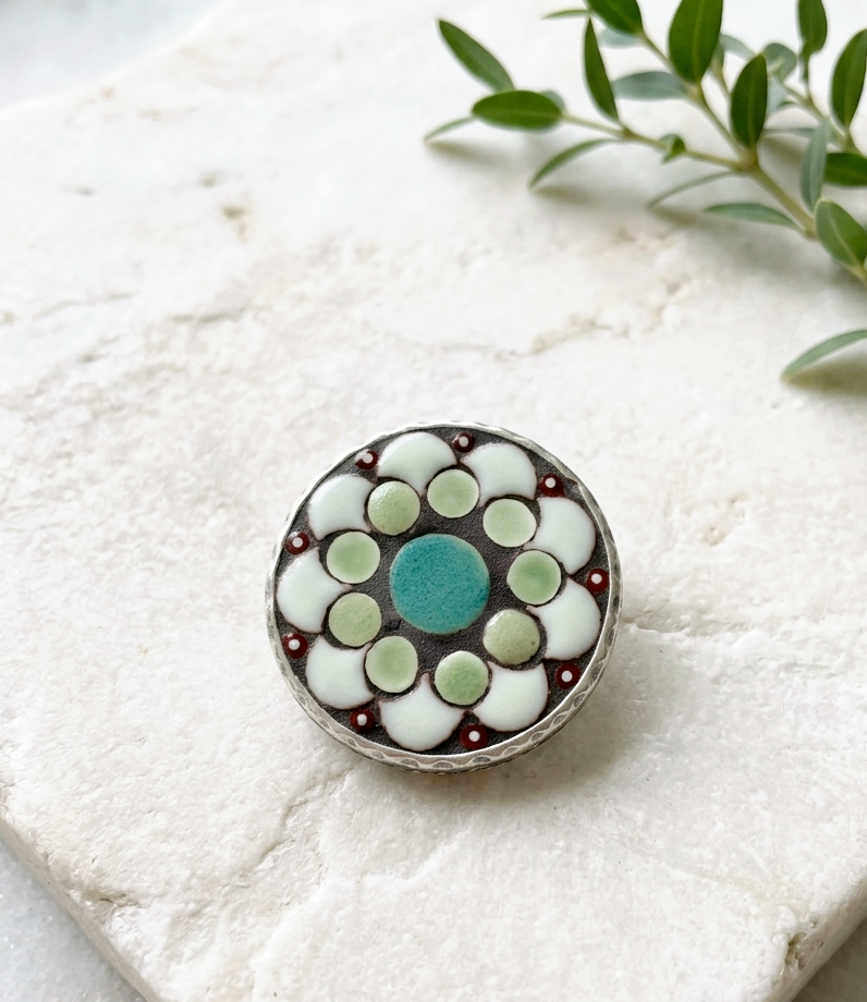 ROund brooch.png