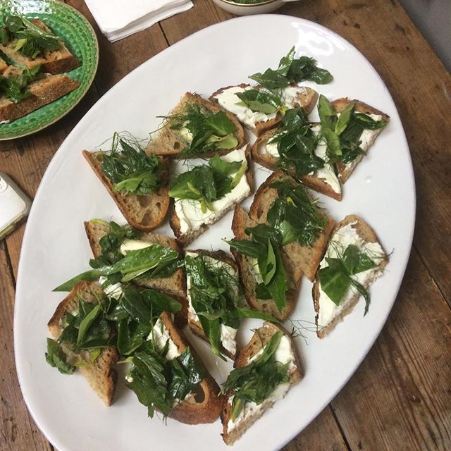 Lunch to accompany and incorporate Jo Homanβs amazing Edible Landscapes workshop today - she had so many lovely ingredients from Finsbury Park like sorrel, hogweed and sweet cicely and lots of others I had never heard of #ediblelandscapes #foraging #seasonalcooking
