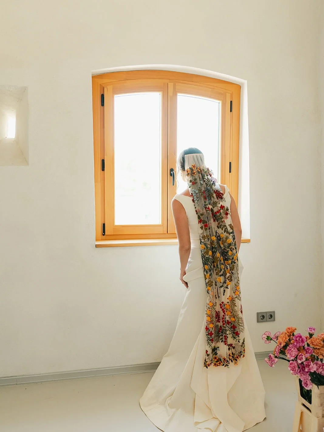 Part 2:

Wedding planner: @weddingsviaval 
Photography: @danielknightharris 
Venue: @masia_cabellut 
Florals: @diablodiablo_ 
Catering: @calblay 
Music: @roameomusic 
Dresses: @cortanabrides @one.bridal @delavaliofficial 
Suiting: @suitsupply
Beauty: