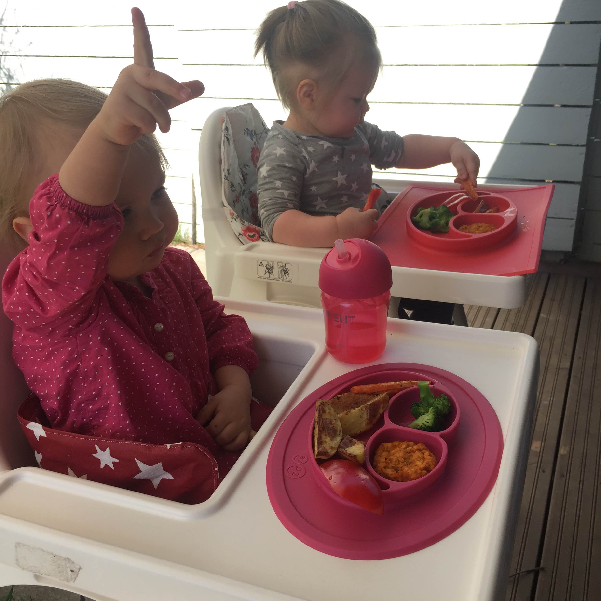 Molemmilla muksuilla on IKEAn Antiloop-syöttötuoli + tarjotin. Etummaisella Mini Mat, taaimmaisella Happy Mat.