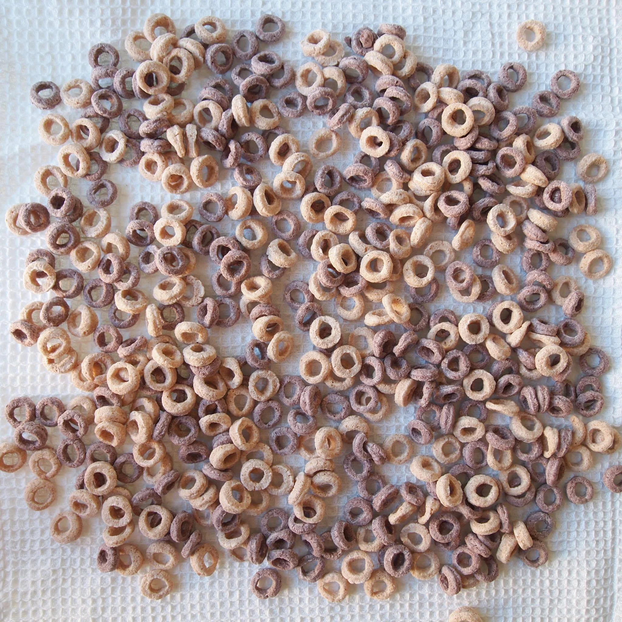 Näin monta muroa menee sataan grammaan. Tässä satsissa on 0,3 grammaa suolaa. Se on vähän.