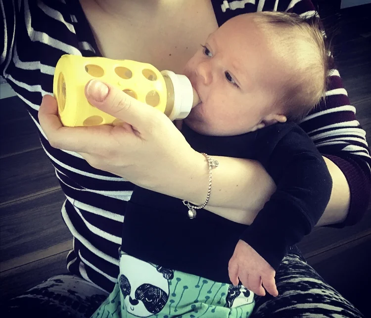 Maistuu se näinkin! Yhden (Iris) pullosta totaalisesti kieltäytyneen jälkeen on helpotus, että pullokin kelpaa. Imetys on ihanaa, mutta pieni taukokin voi joskus olla tervetullut.