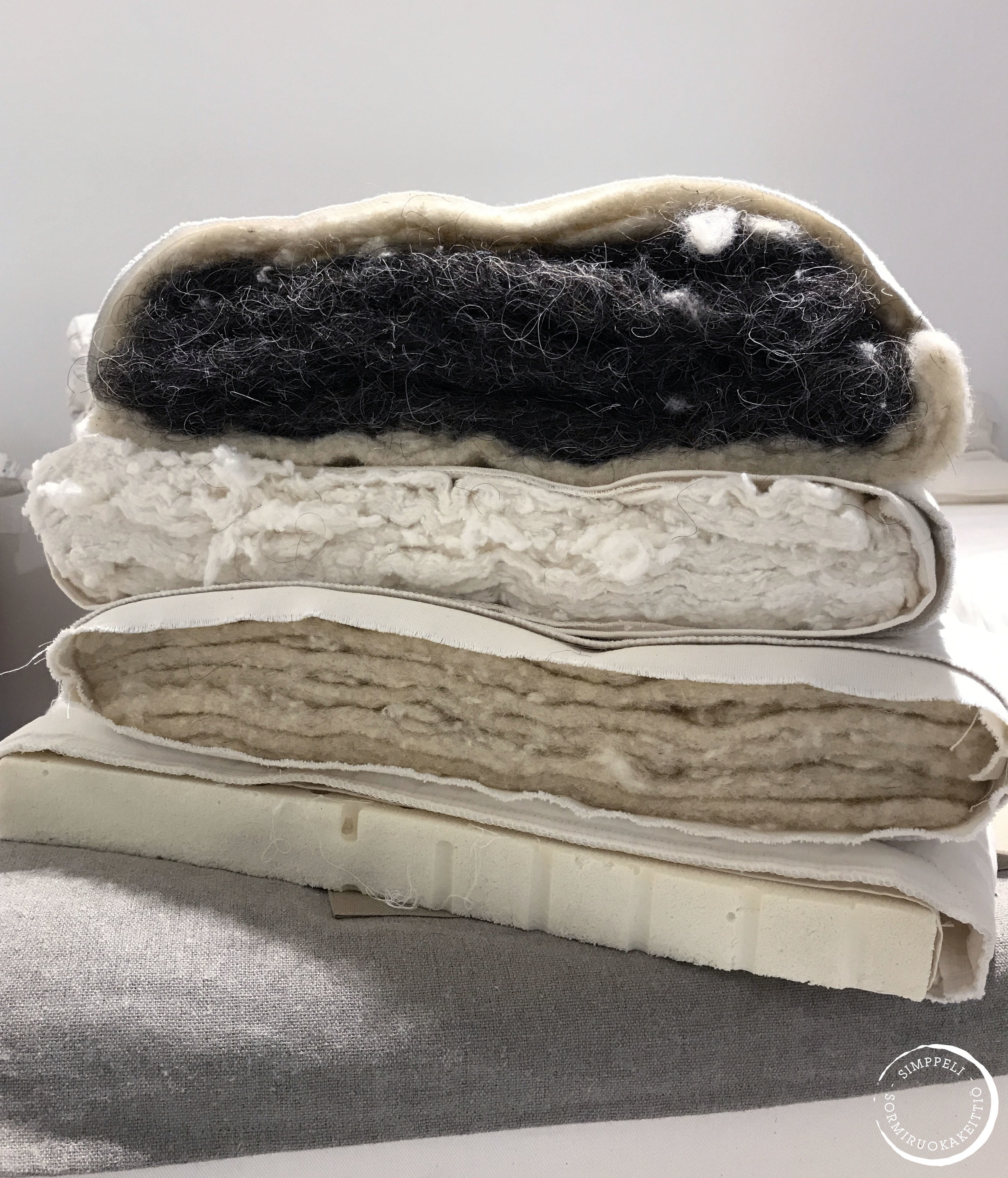 Erilaisia kasettisijauspatjojen sisuksia. Meillä on tuo ylin, hevosenjouhta ja villaa.