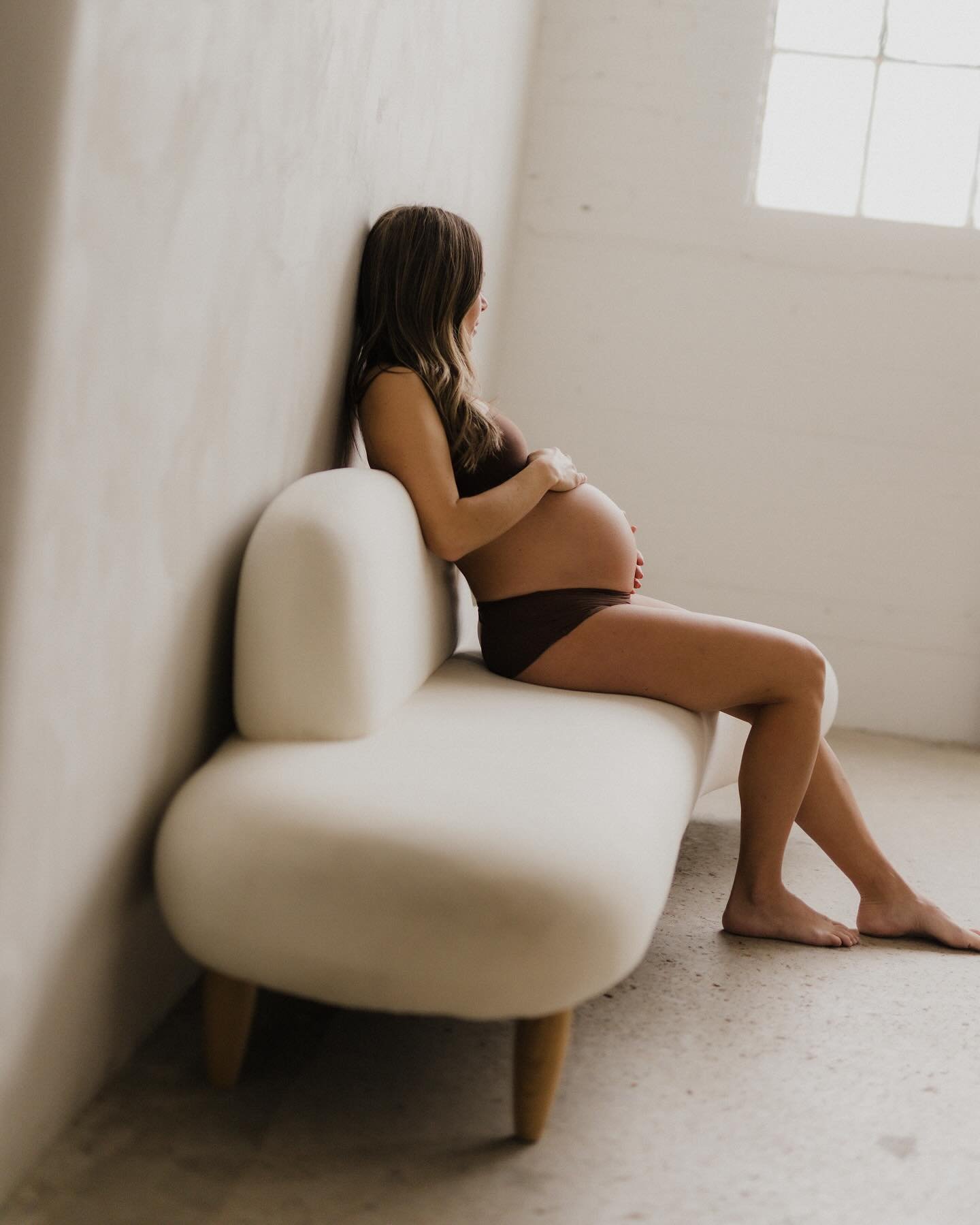 Natural light portraiture with @jov_mm and her beautiful baby bump ✨❤️