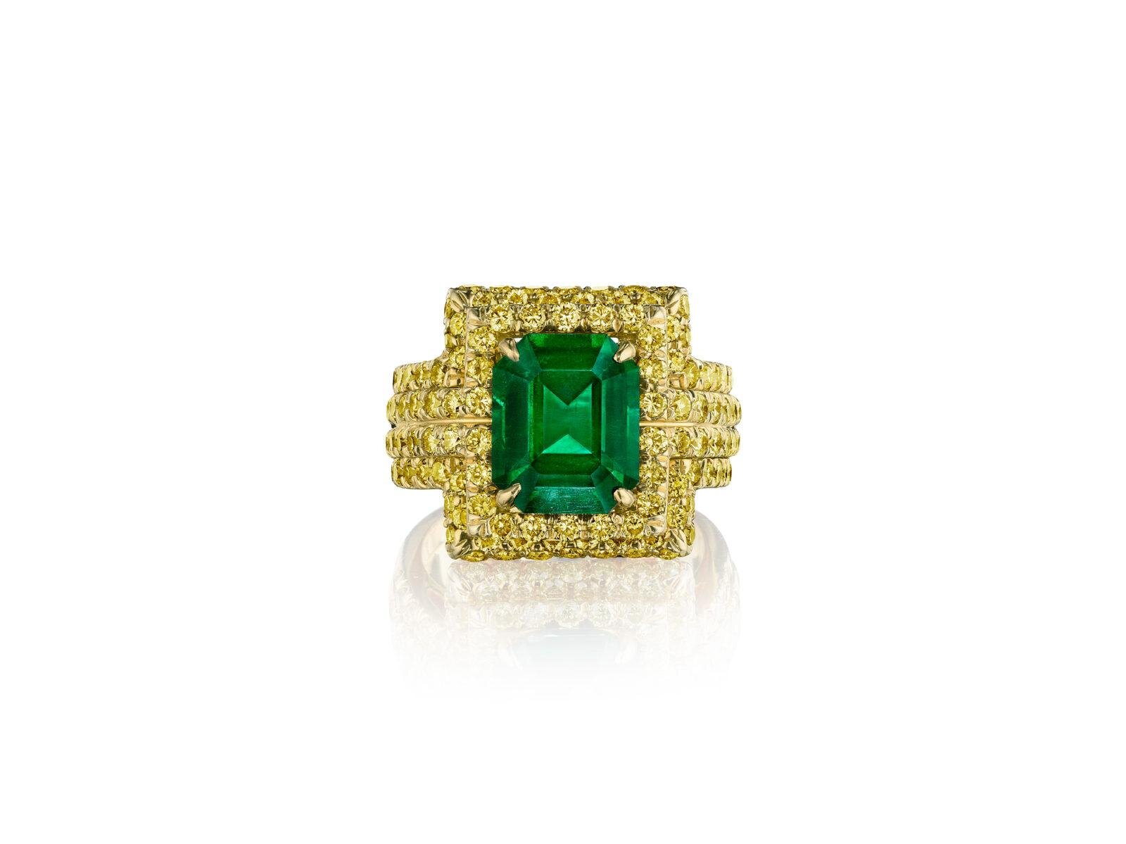 IMPORTANT EMERALD AND PAVÉ INTENSE YELLOW DIAMOND RING