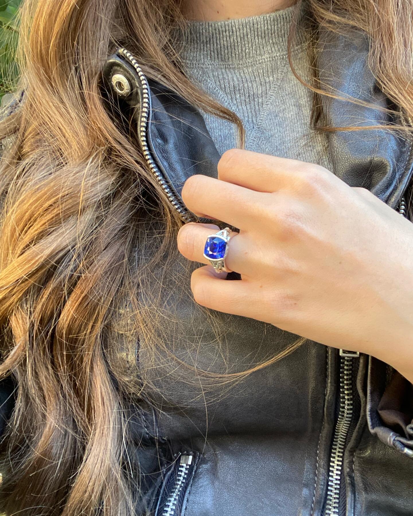 Inspired to look like a &ldquo;3 stone ring&rdquo; this sapphire piece is full of interesting details! A perfect holiday surprise! 💙
.
.
.
.
#sapphire #ring #wedding #weddingrings #style #ootd #holidays #diamond #stackedrings #weddinginspiration #we