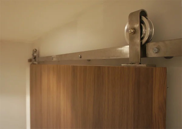 top_mount_barn_door_hardware_00.jpg