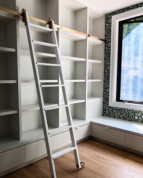 This ladder and brass hardware with that wallpaper was meant to be 🌿🌿imagine this as your sunny Sunday room. #1925workbenchladder #1925workbenchhardware #madeincanada .
.
#library #custom #libraryladder #sunnyroom #wallpaper #interiors #homelibrary