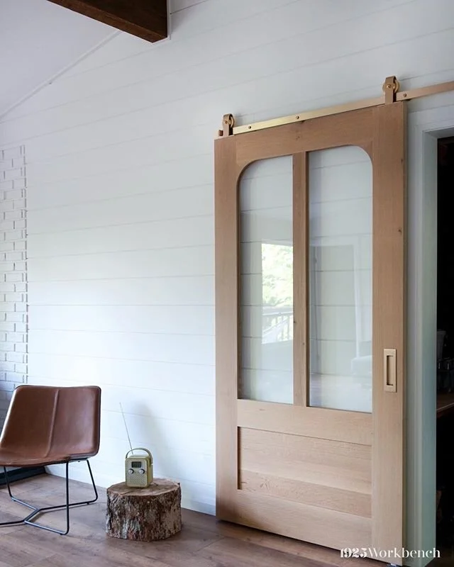 The casually fancy cottage life 🍄 
We were SUPER excited when our client asked us to make our Curvy Corner door in white oak and pair it with our Brassy Beau. 💘💘 #1925workbenchdoors #1925workbenchhardware #madeincanada .
.
#custom #handcrafted #do