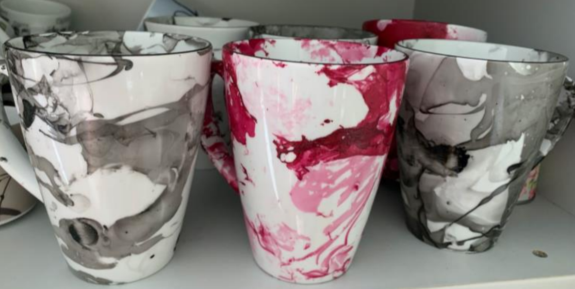 Tassen mit Nagellack marmorieren