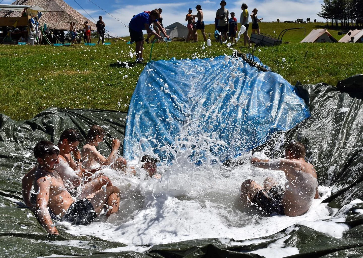 Im SoLa wurde zum Abk&uuml;hlen diese Wasserrutsche gebaut. Da waren Spass und Action vorprogrammiert.

#SoLa #lager #sommerlager #lagerleben #camp #pfadilager #pfadiseebuebegoldach #seebuebe #pfadigoldach #goldach #pfadif&auml;gt
#pfadibewegt #pfadi