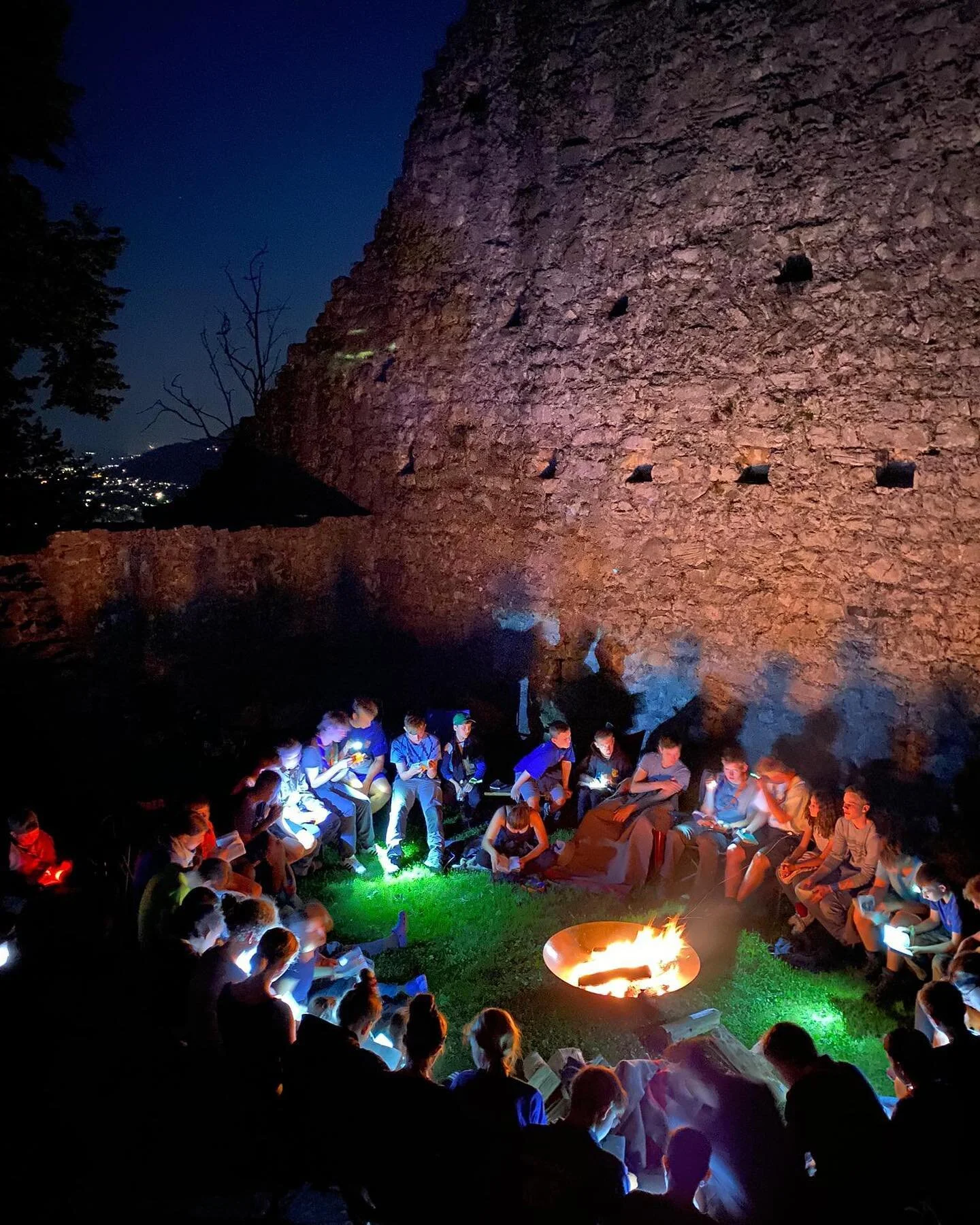 In der Burgruine hat der Sing Song gleich noch mehr spass gemacht. Nicht nur wegen dem tollen Ambiente, sondern auch weil die alten Mauern unseren Gesang verst&auml;rkten. Solche Abende machen das Pfadilager zu was ganz besonderem! 

#singsong #lager